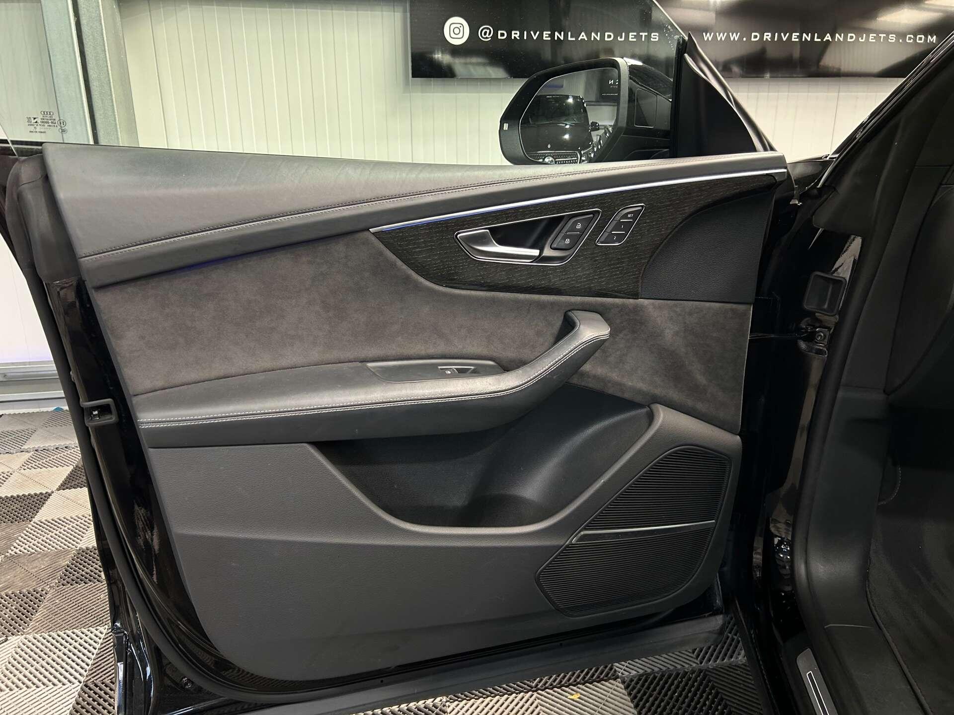 Audi Q8 view 33