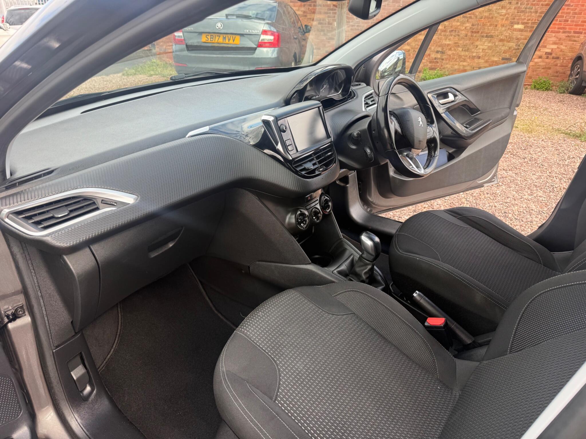 Peugeot 208 view 22