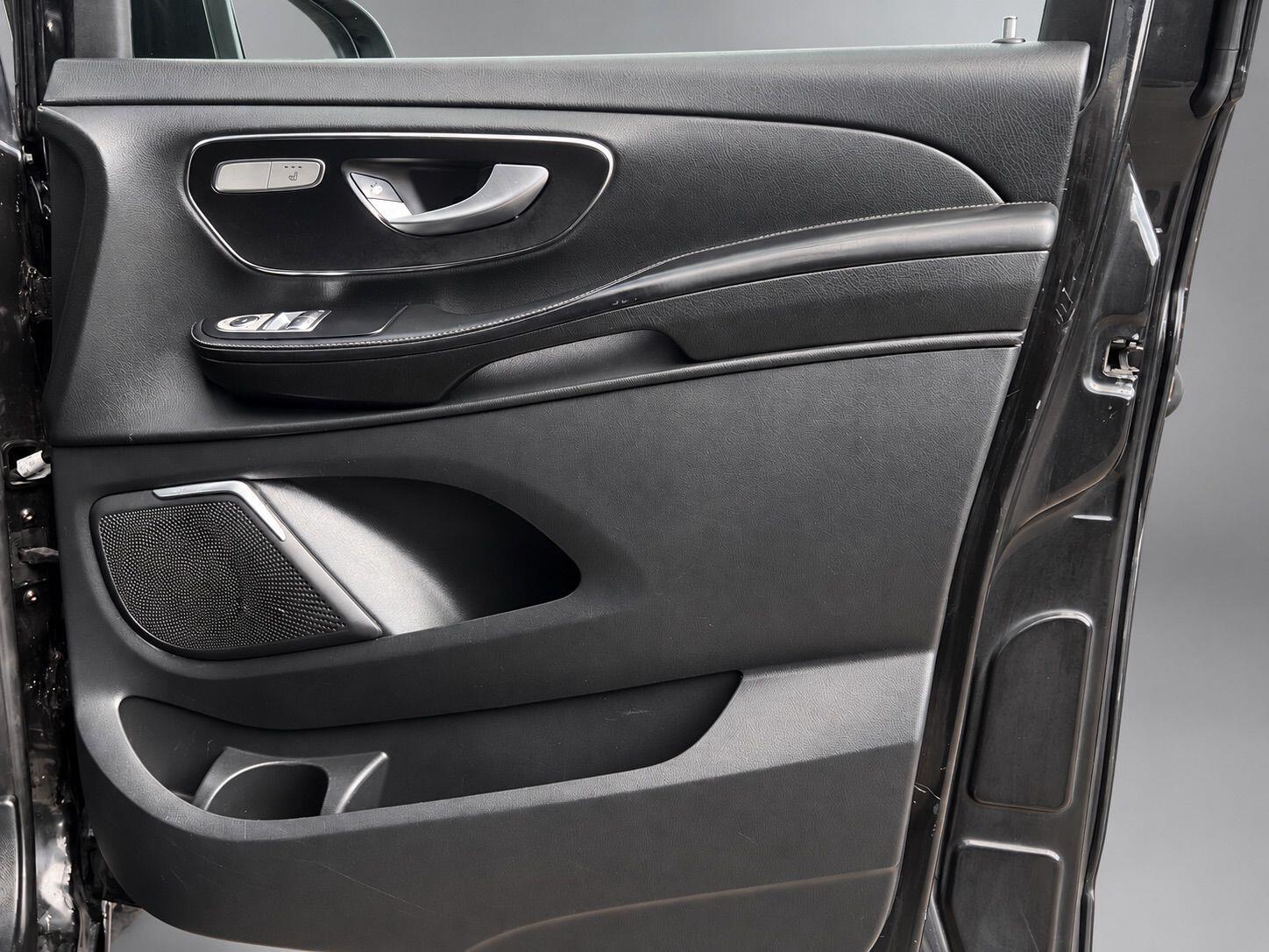 Mercedes-Benz V-Class view 16