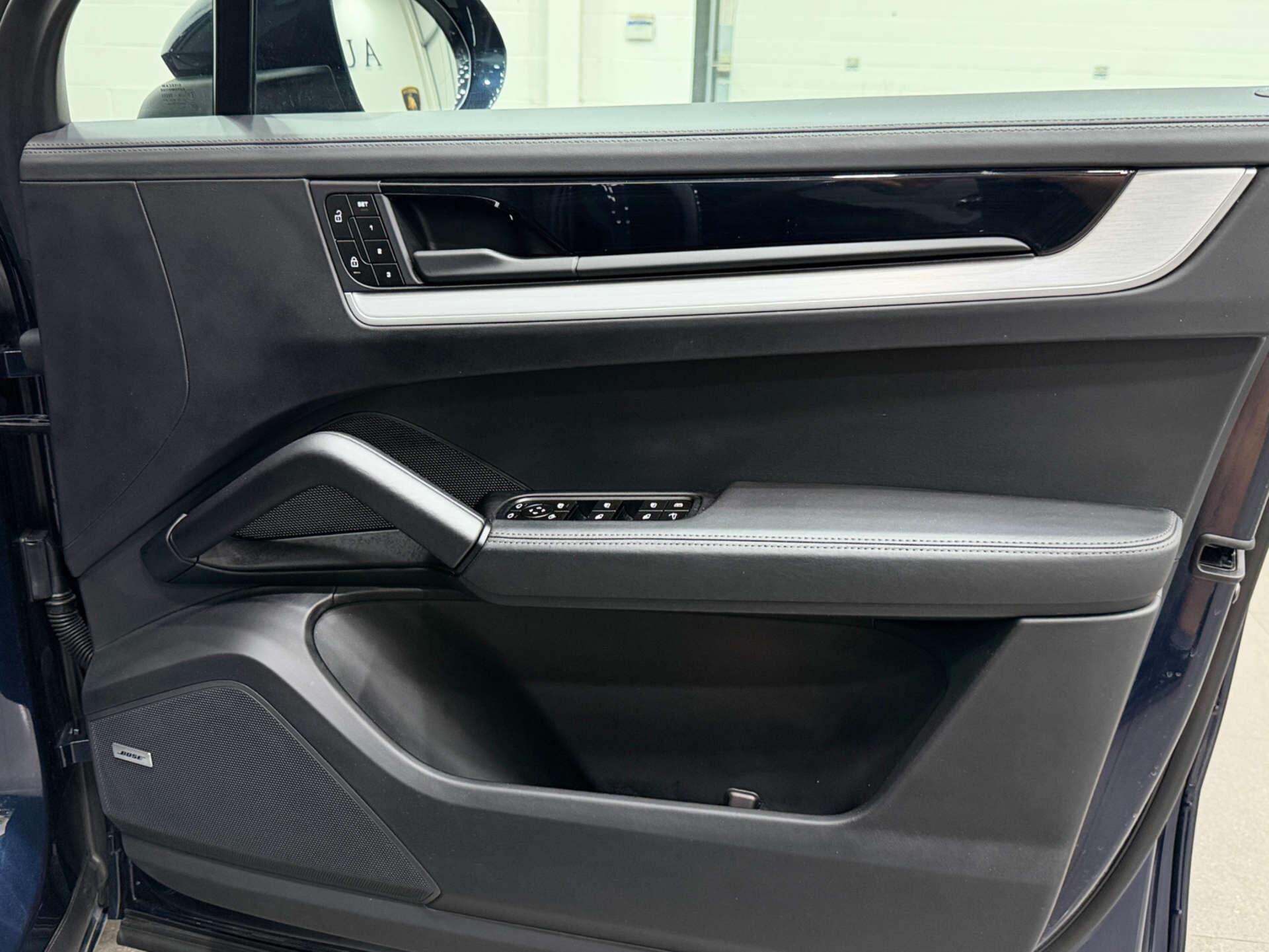 Porsche Cayenne view 37