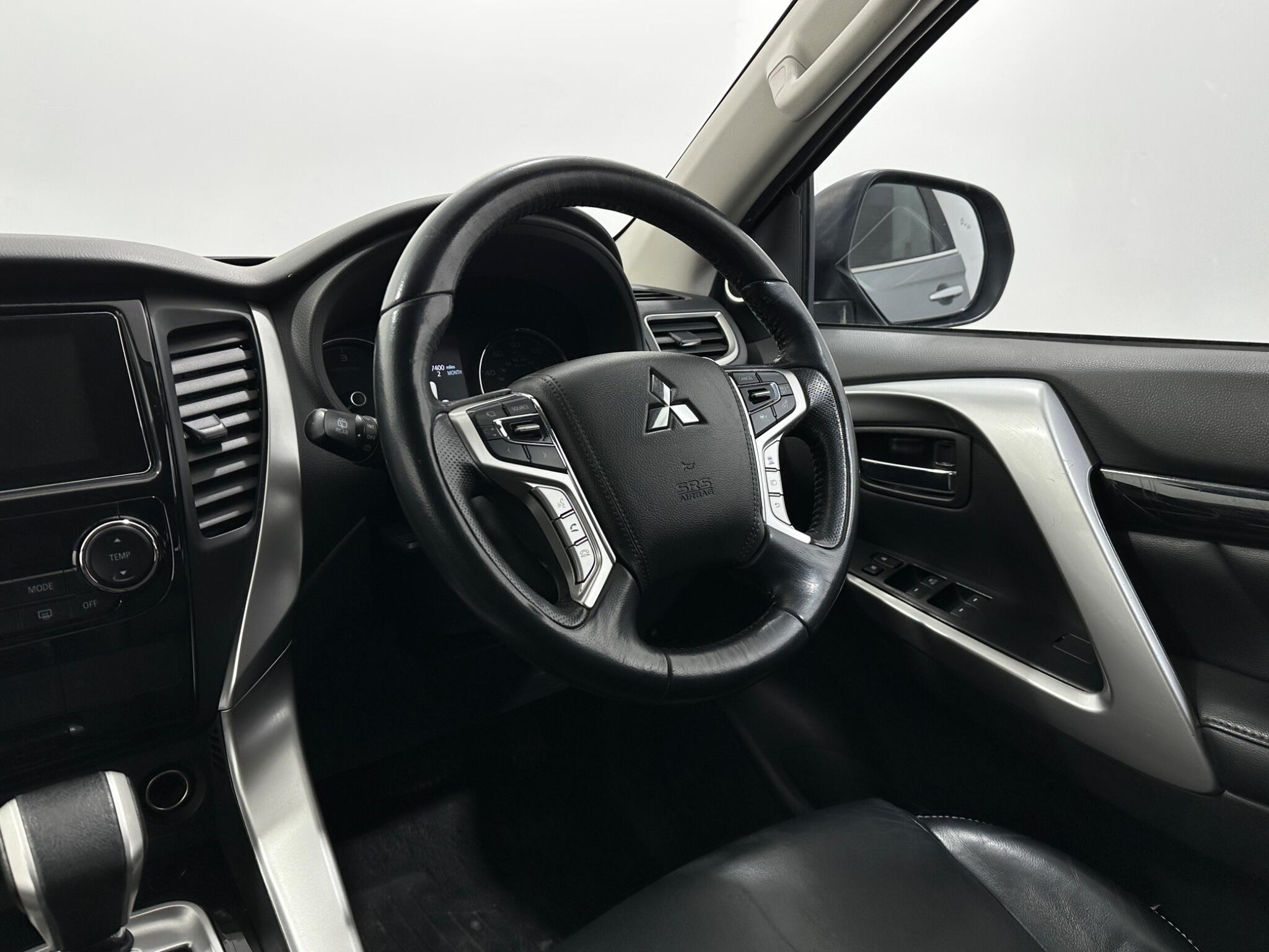 Mitsubishi Shogun Sport view 11