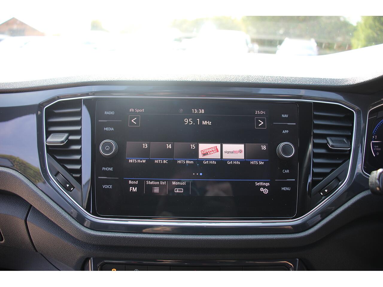 Volkswagen T-Roc view 21