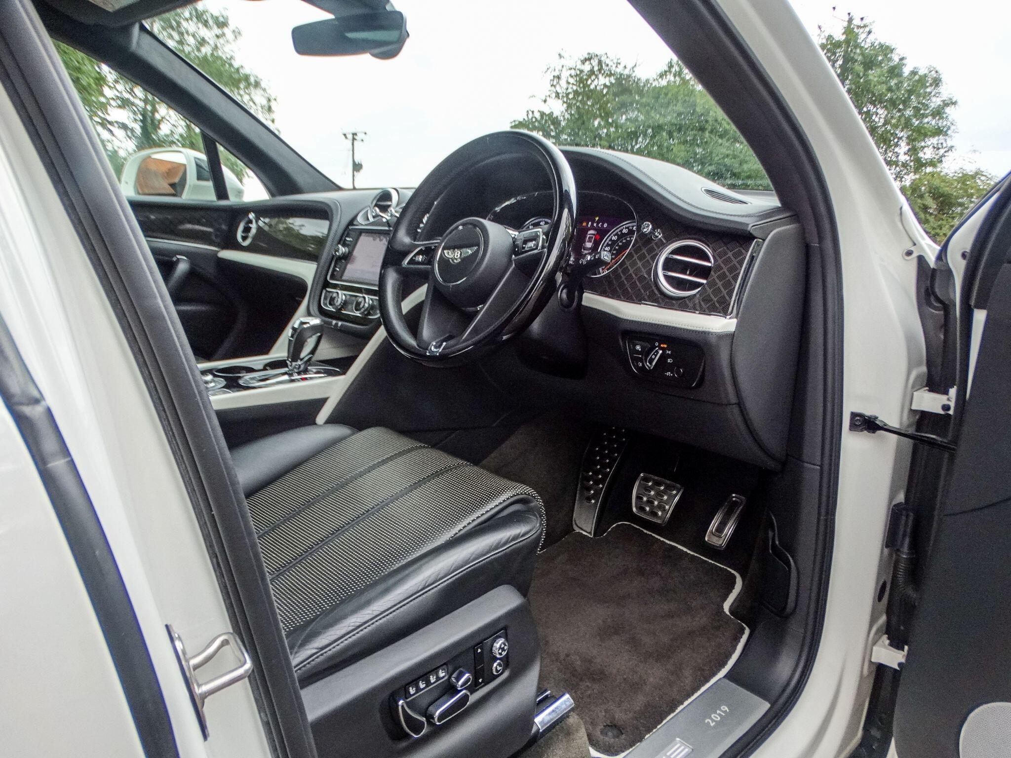 Bentley Bentayga view 30