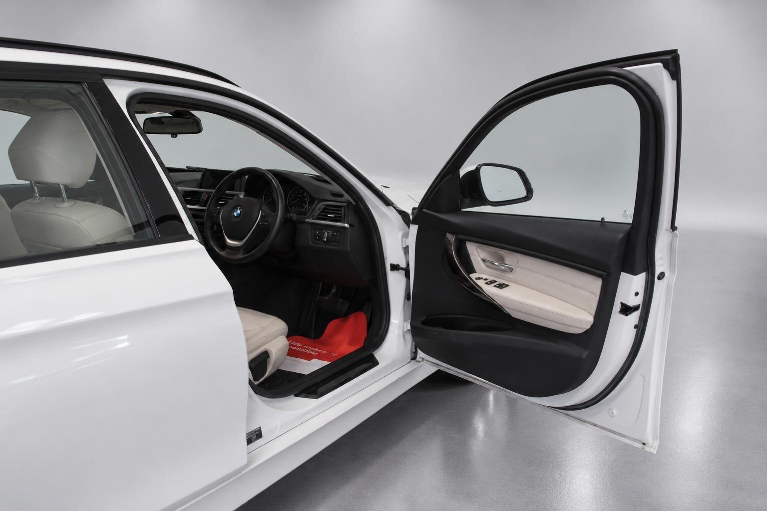 BMW 3 Series view 24