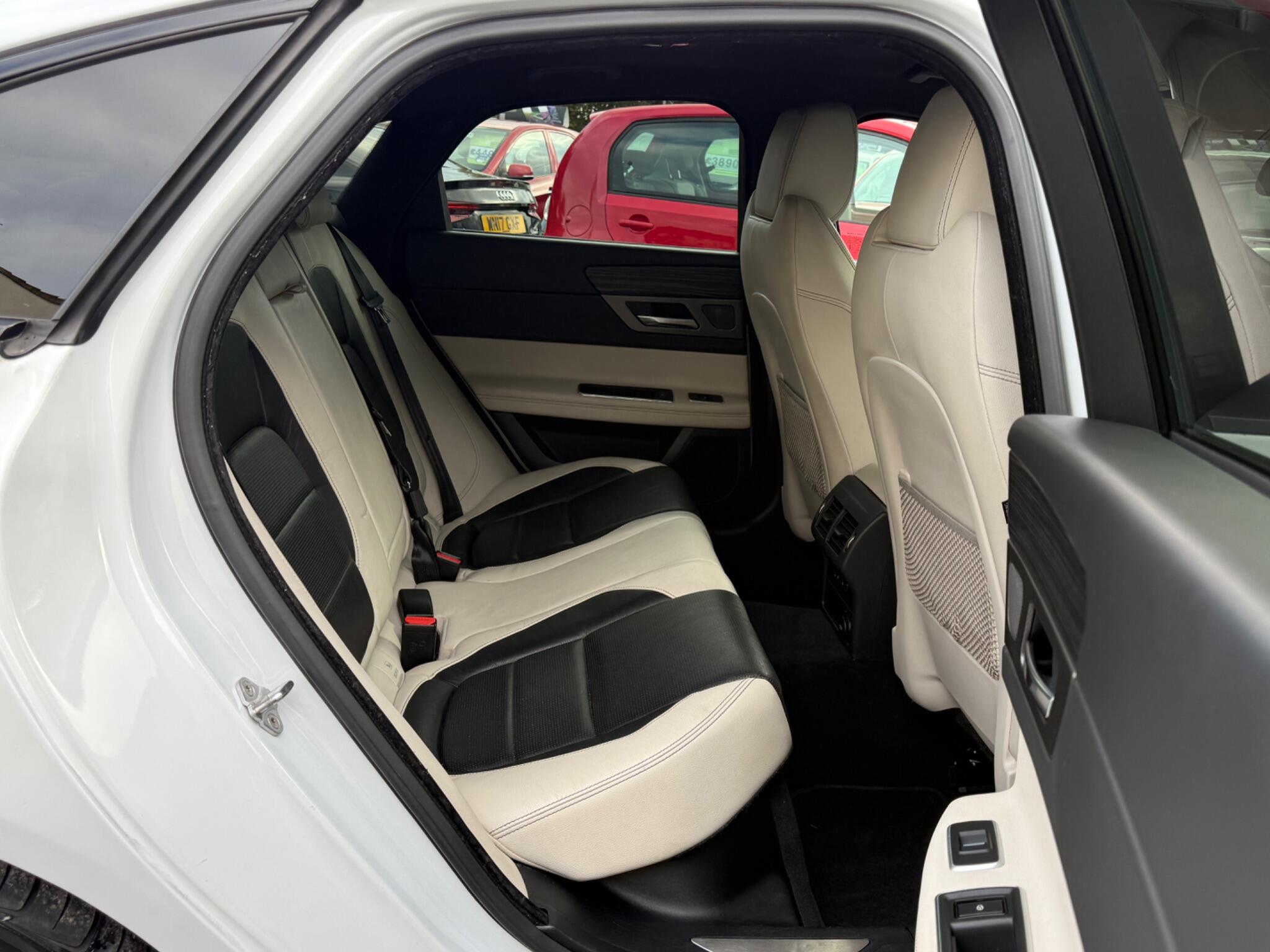 Jaguar XF - Image 32