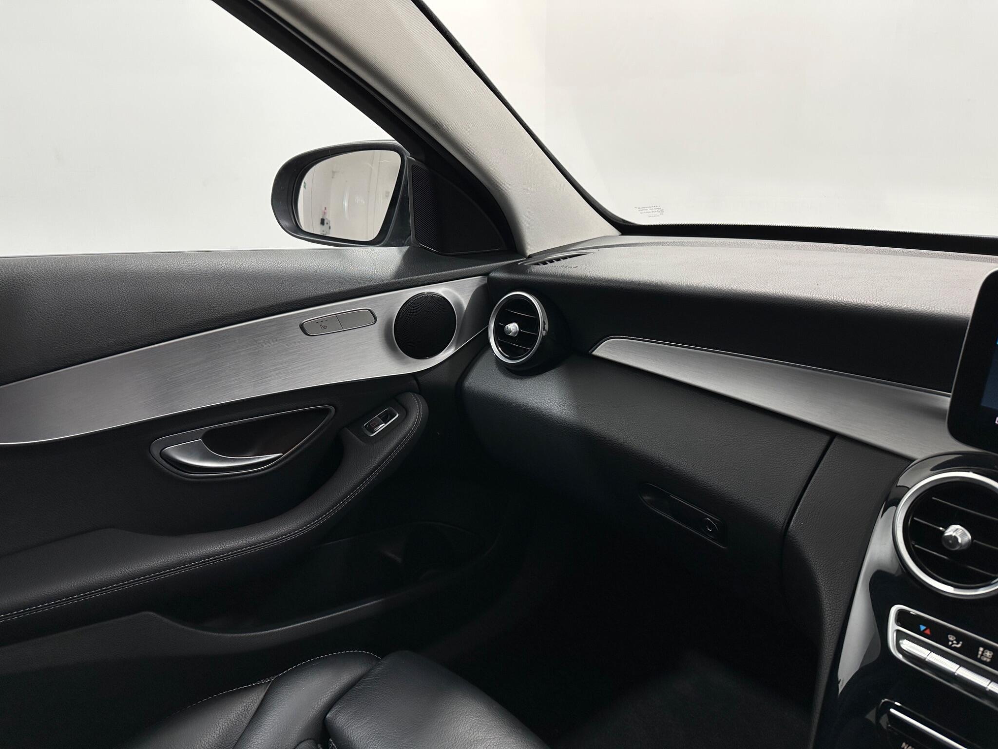Mercedes-Benz C-Class view 28