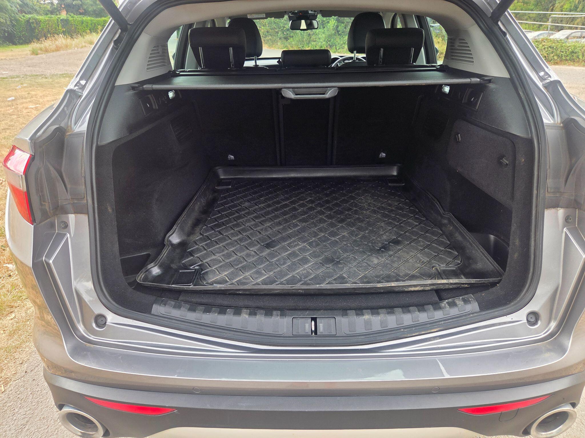 Alfa Romeo Stelvio view 35