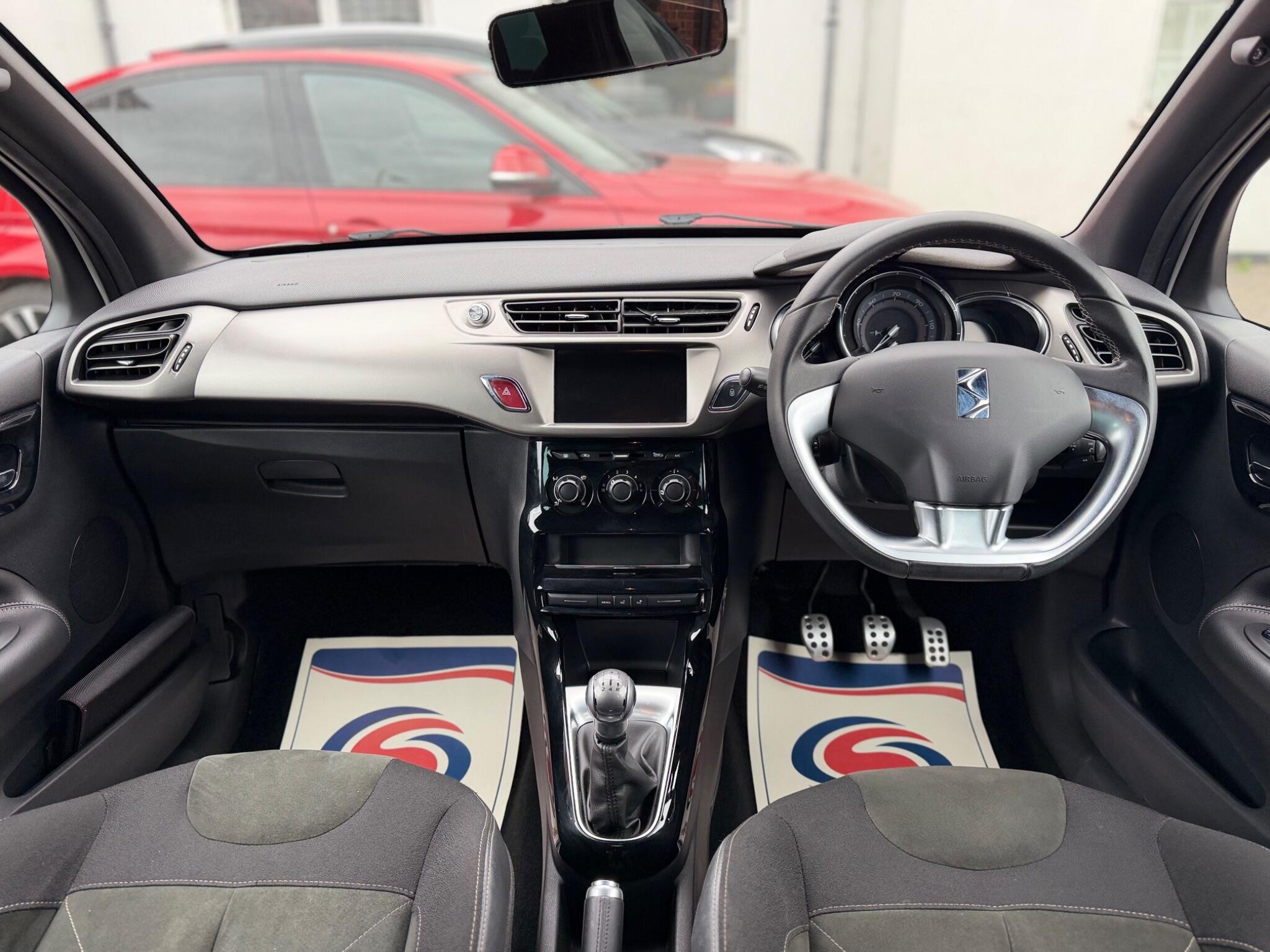 DS Automobiles DS 3 view 18