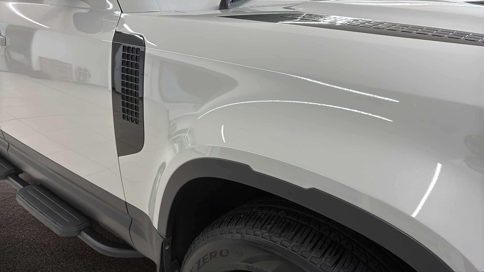 Land Rover Defender view 22