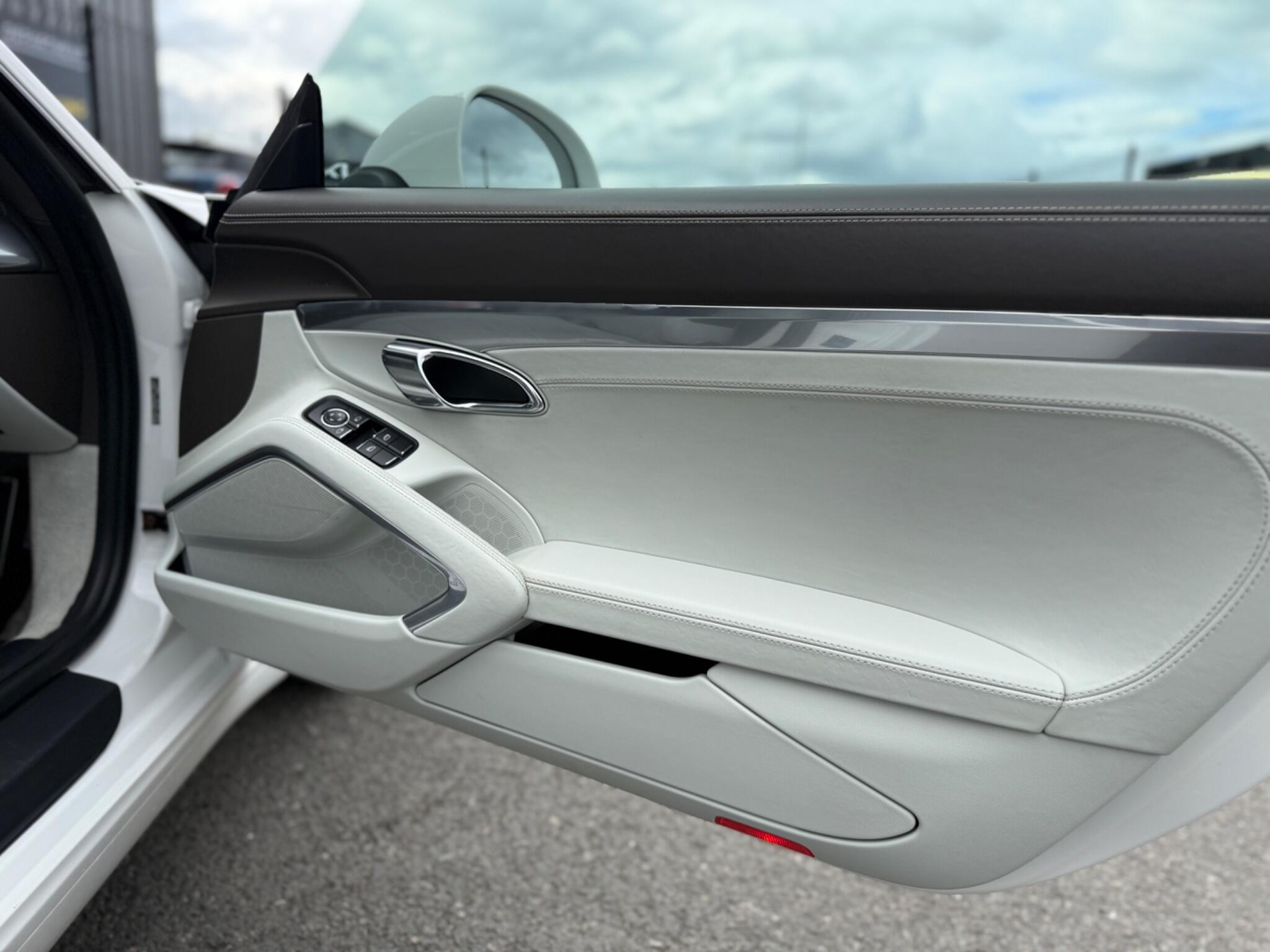 Porsche 911 view 25