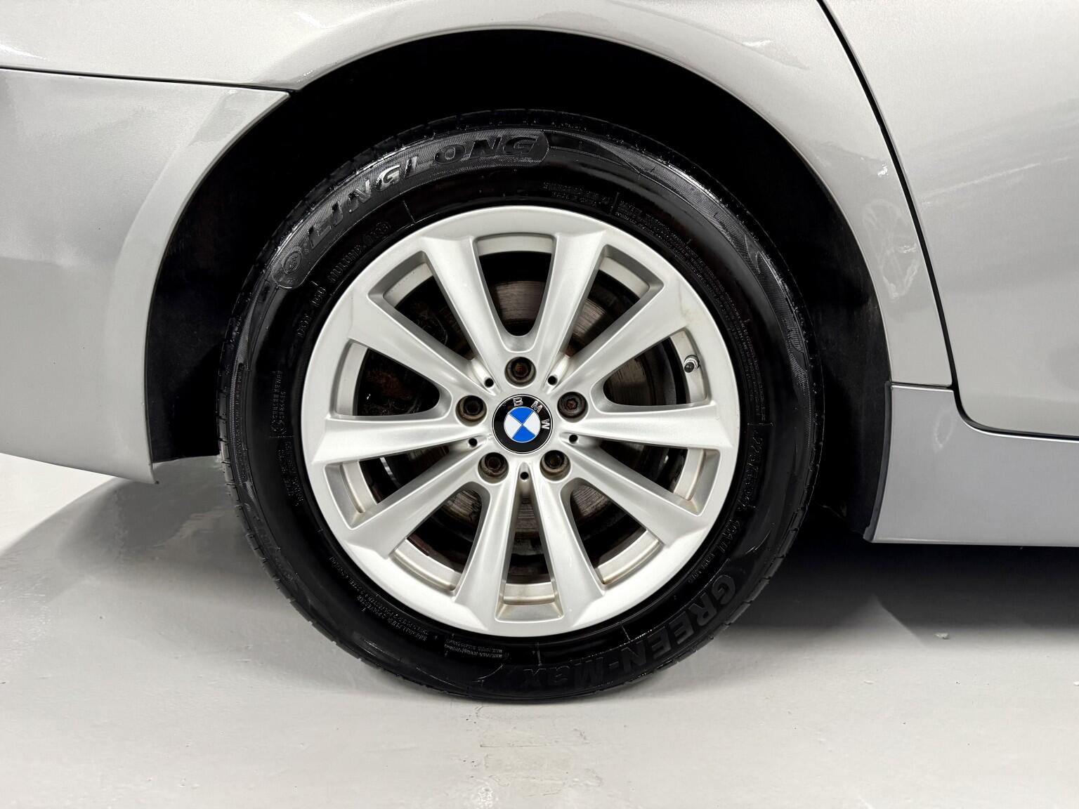 BMW 5 Series view 4