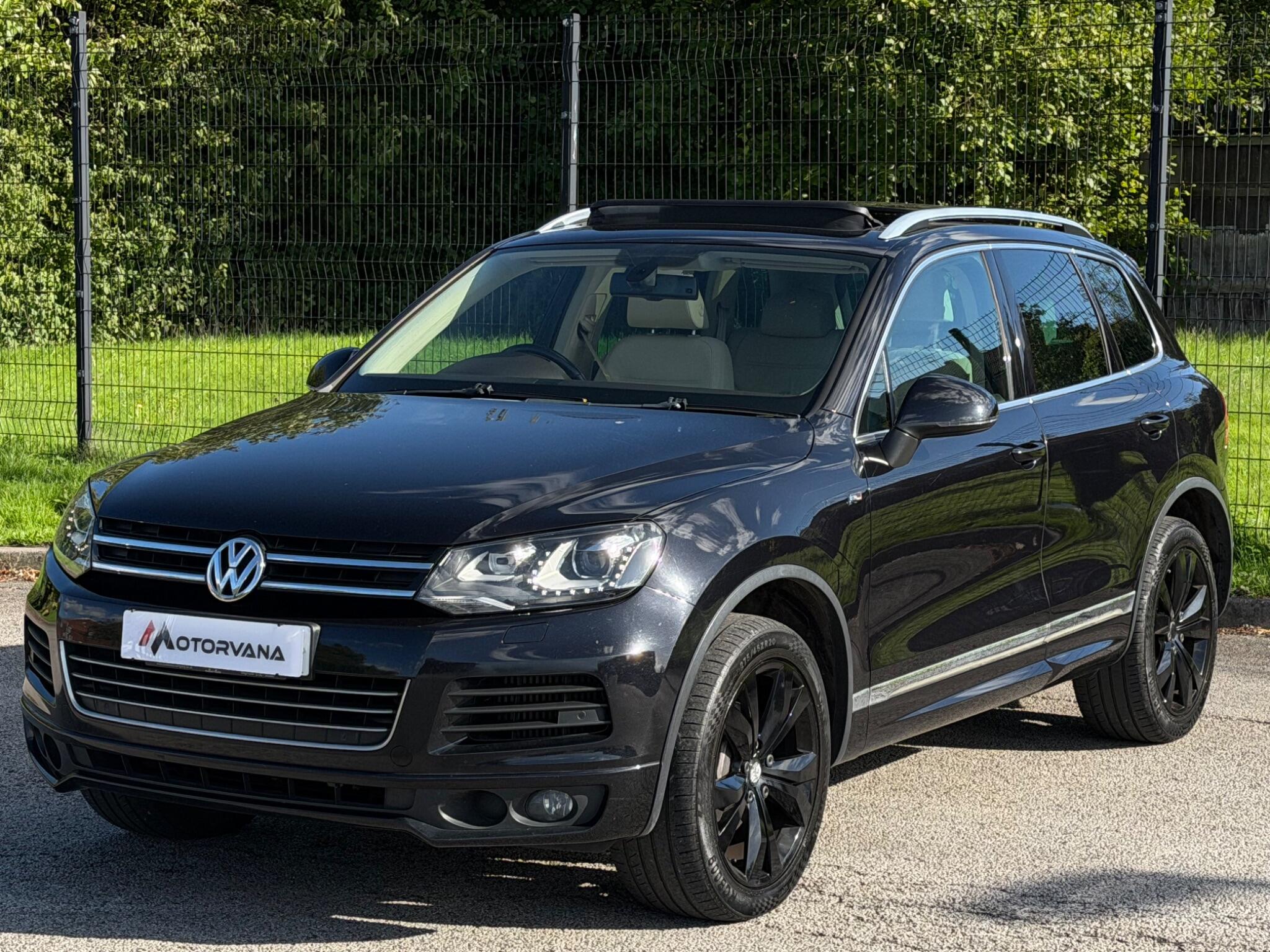 Volkswagen Touareg view 3