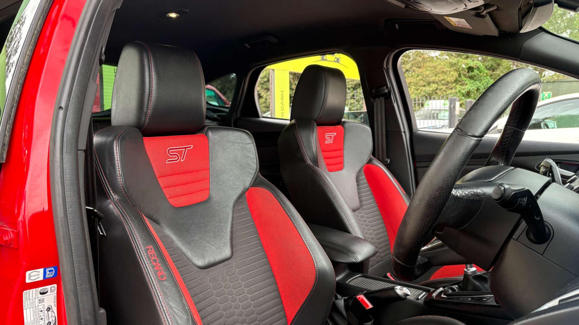 Ford Focus view 8