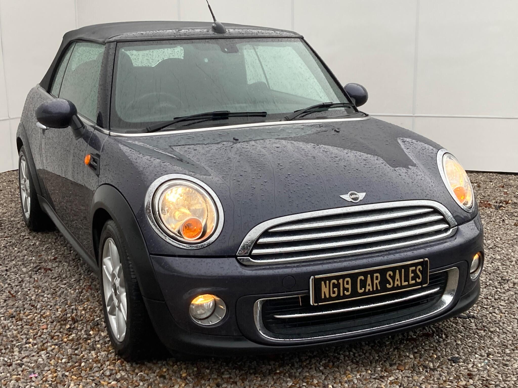 2013 MINI Convertible image 9