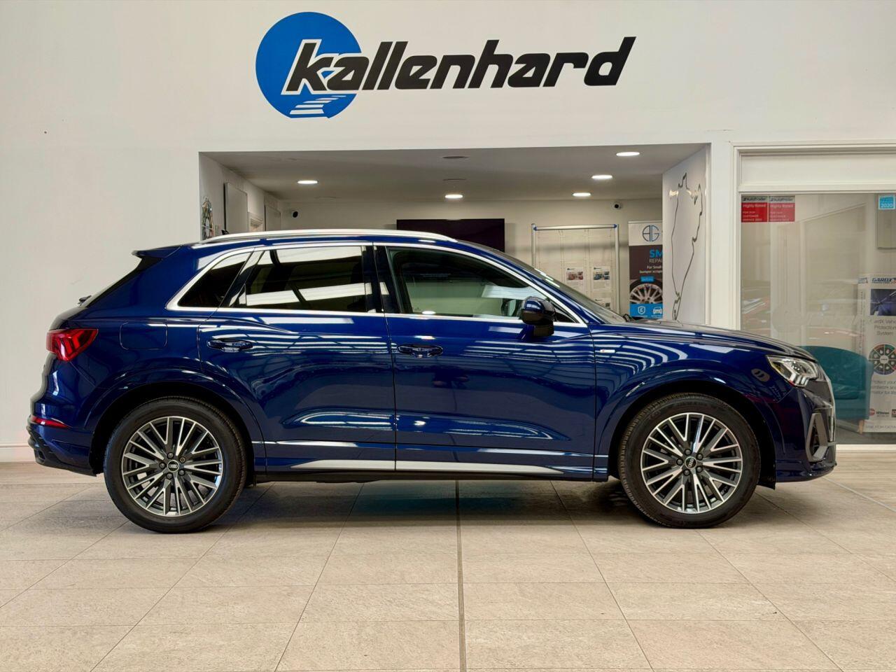Audi Q3 view 15