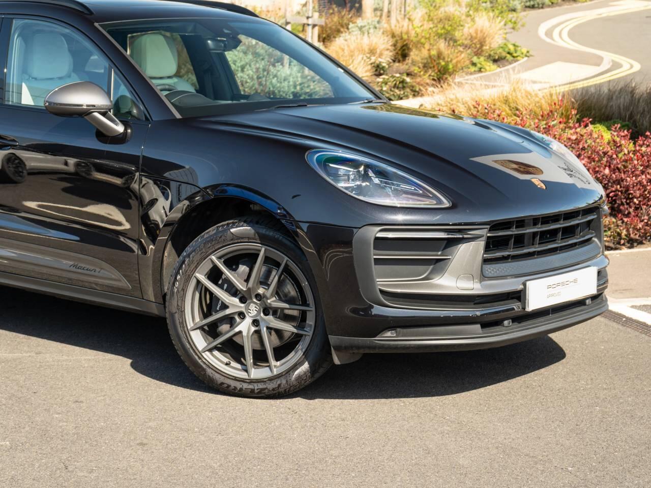Porsche Macan view 16