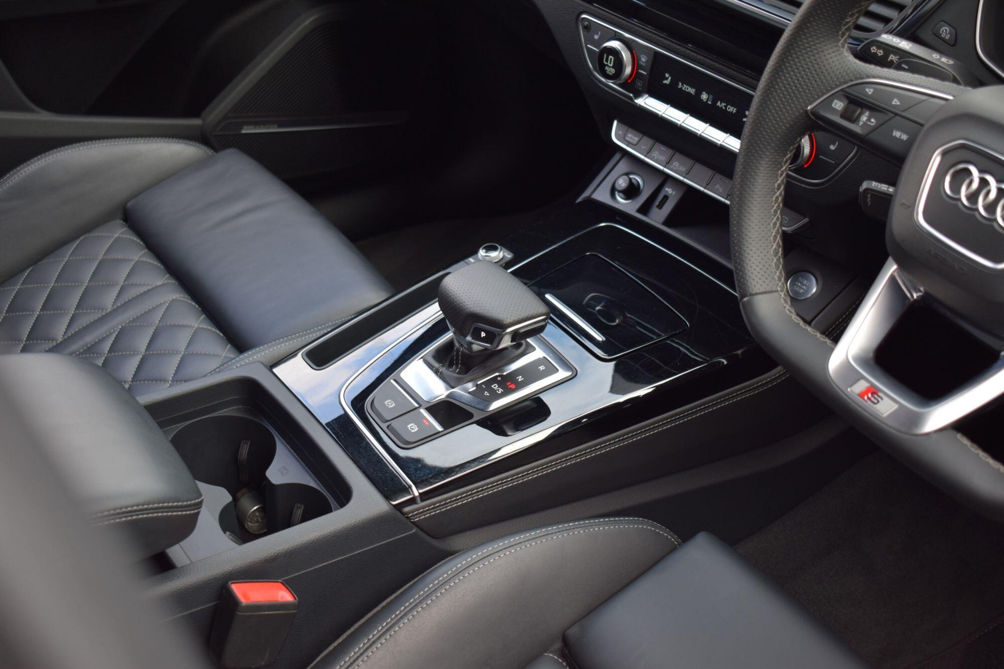 Audi Q5 view 9