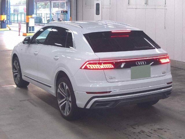 Audi Q8 view 4