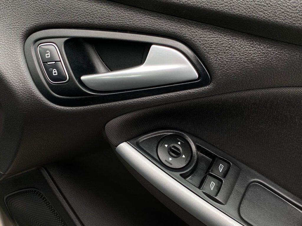 Ford Focus view 23