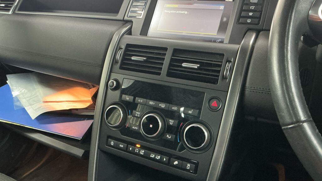 Land Rover Discovery Sport view 4