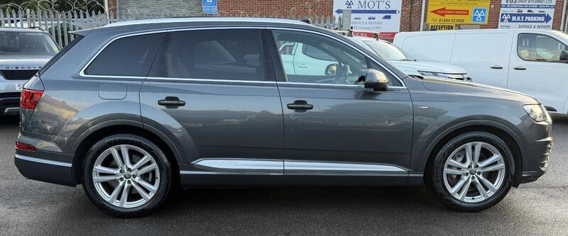 Audi Q7 view 8