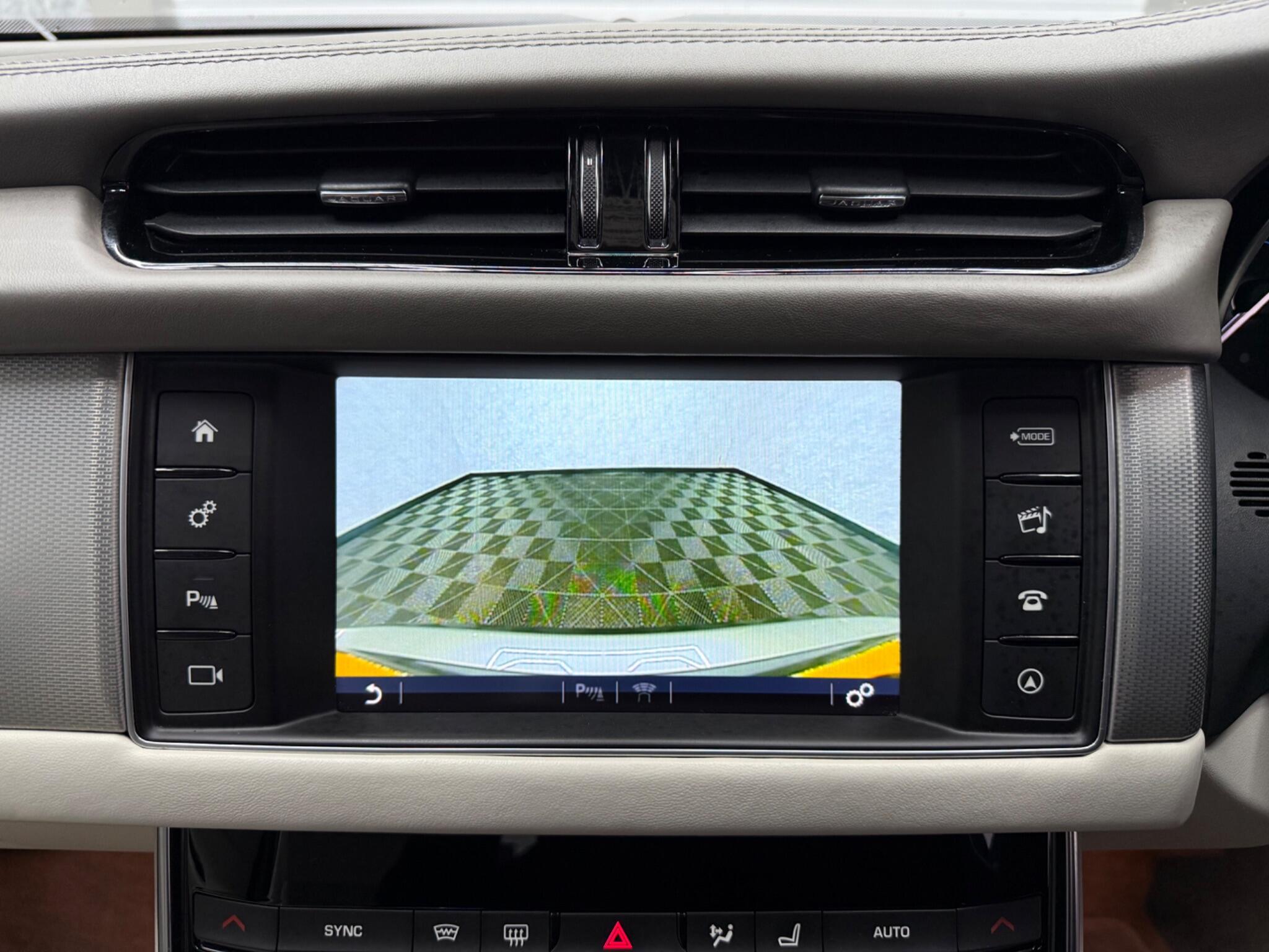Jaguar XF view 15