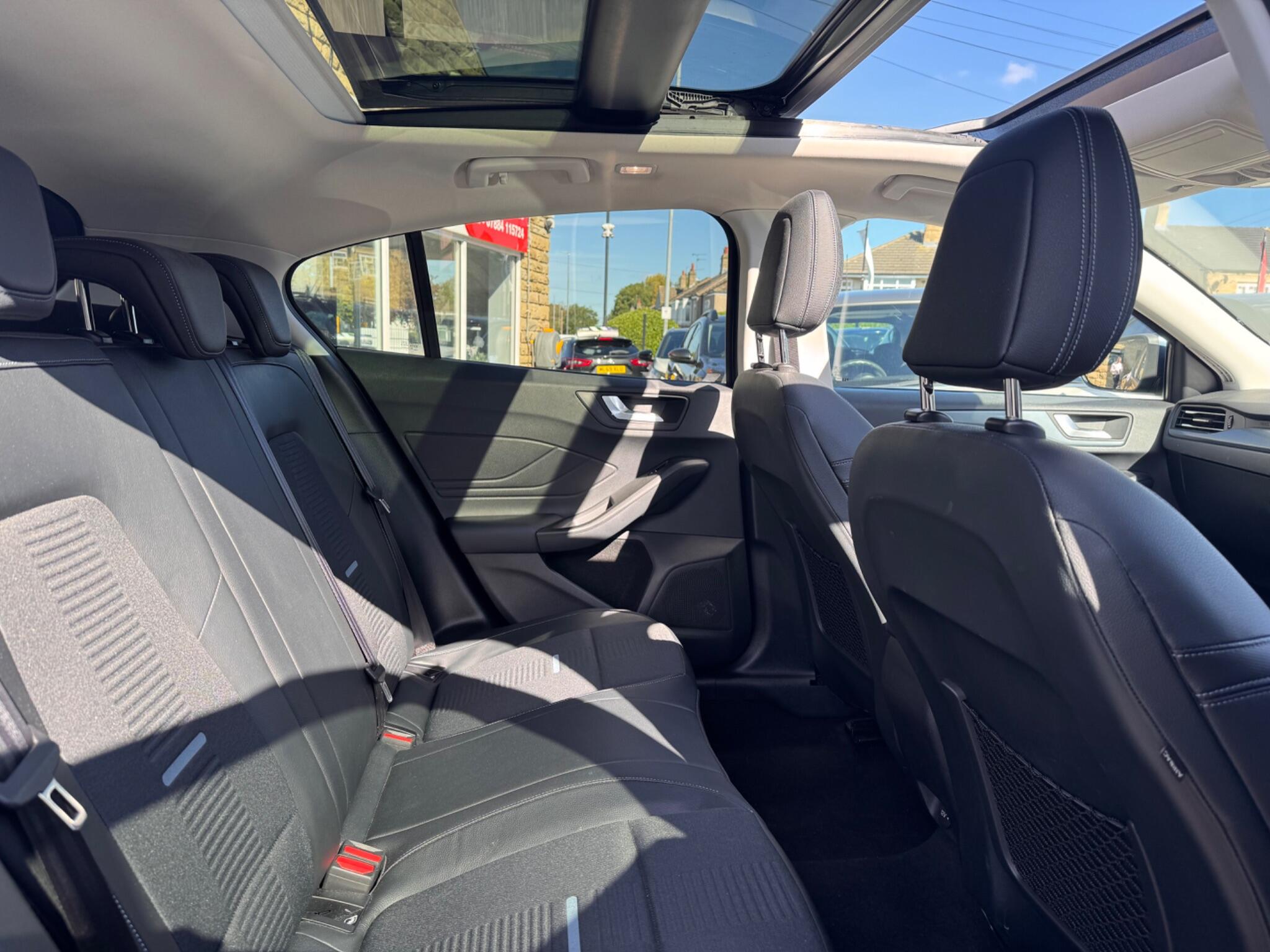 Ford Focus view 15