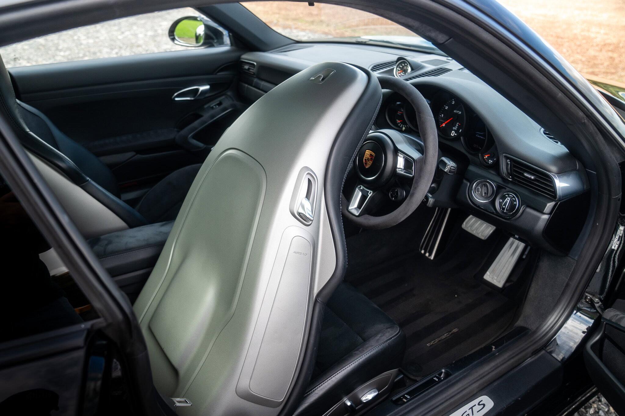 Porsche 911 view 32