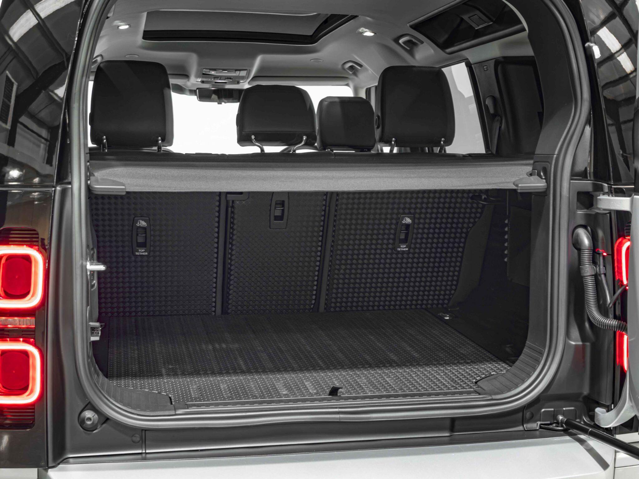 Land Rover Defender 110 view 26