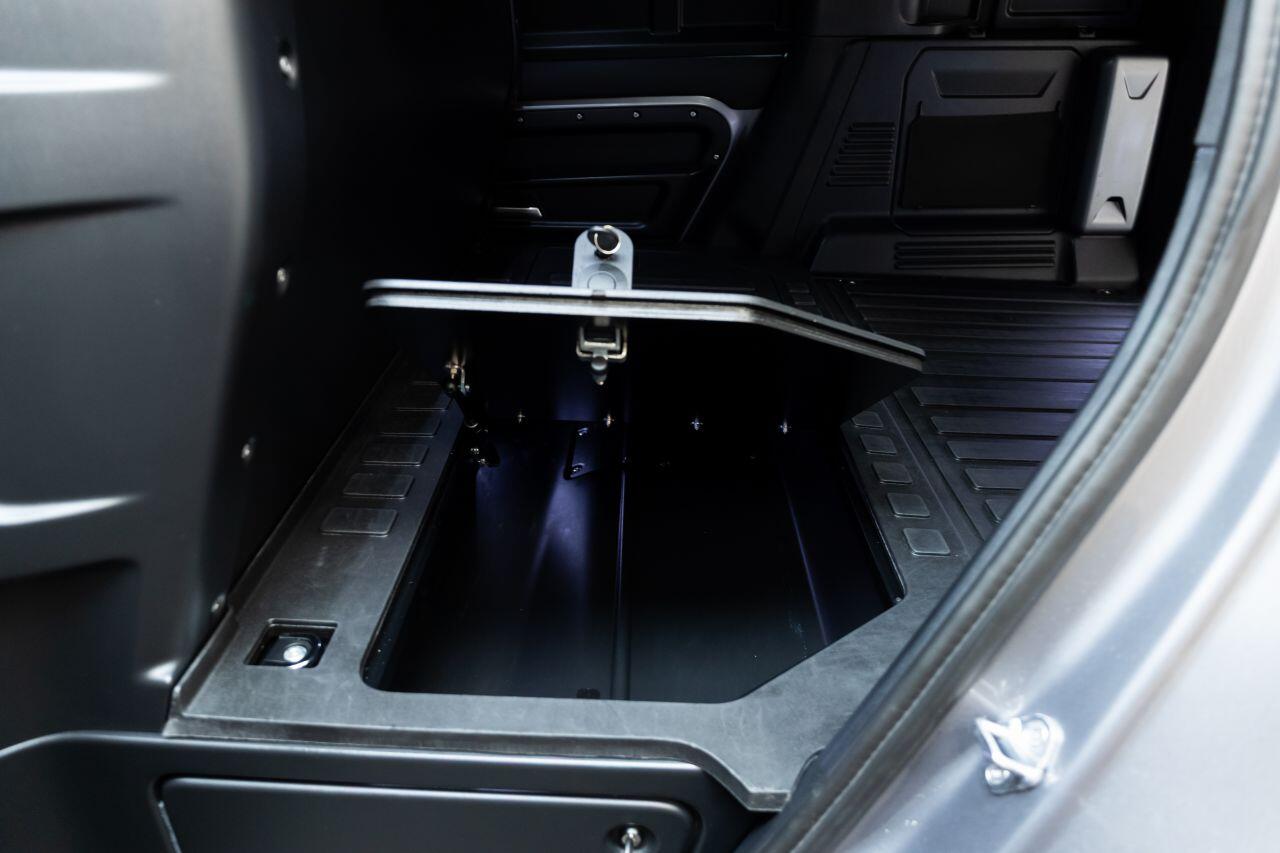 Land Rover Defender 110 view 18