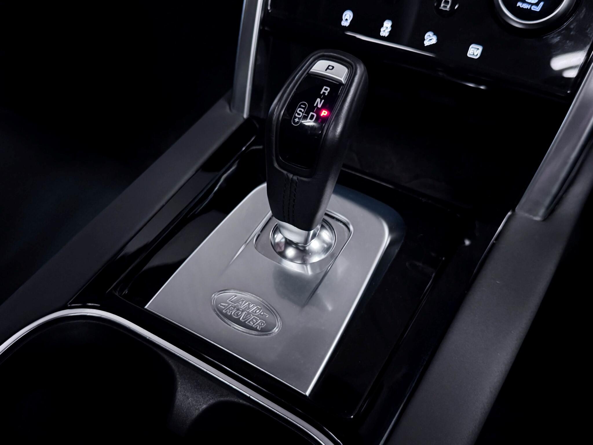 Land Rover Discovery Sport view 30