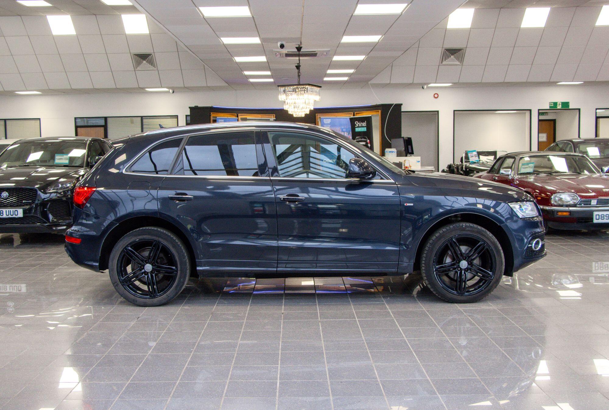 Audi Q5 view 8
