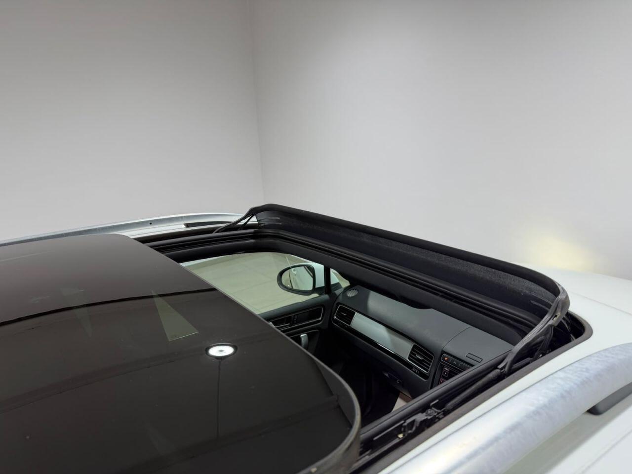 Volkswagen Touareg view 5