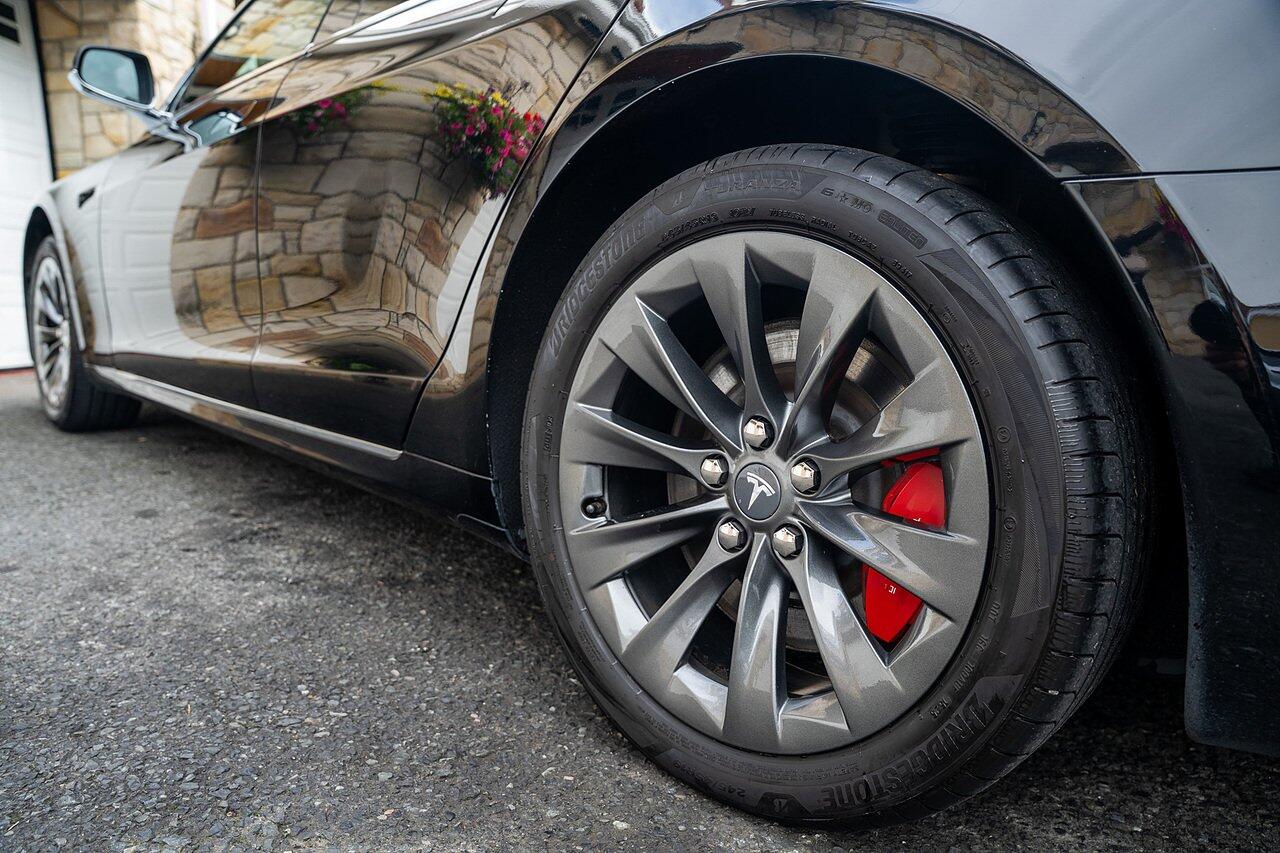 Tesla Model S view 10