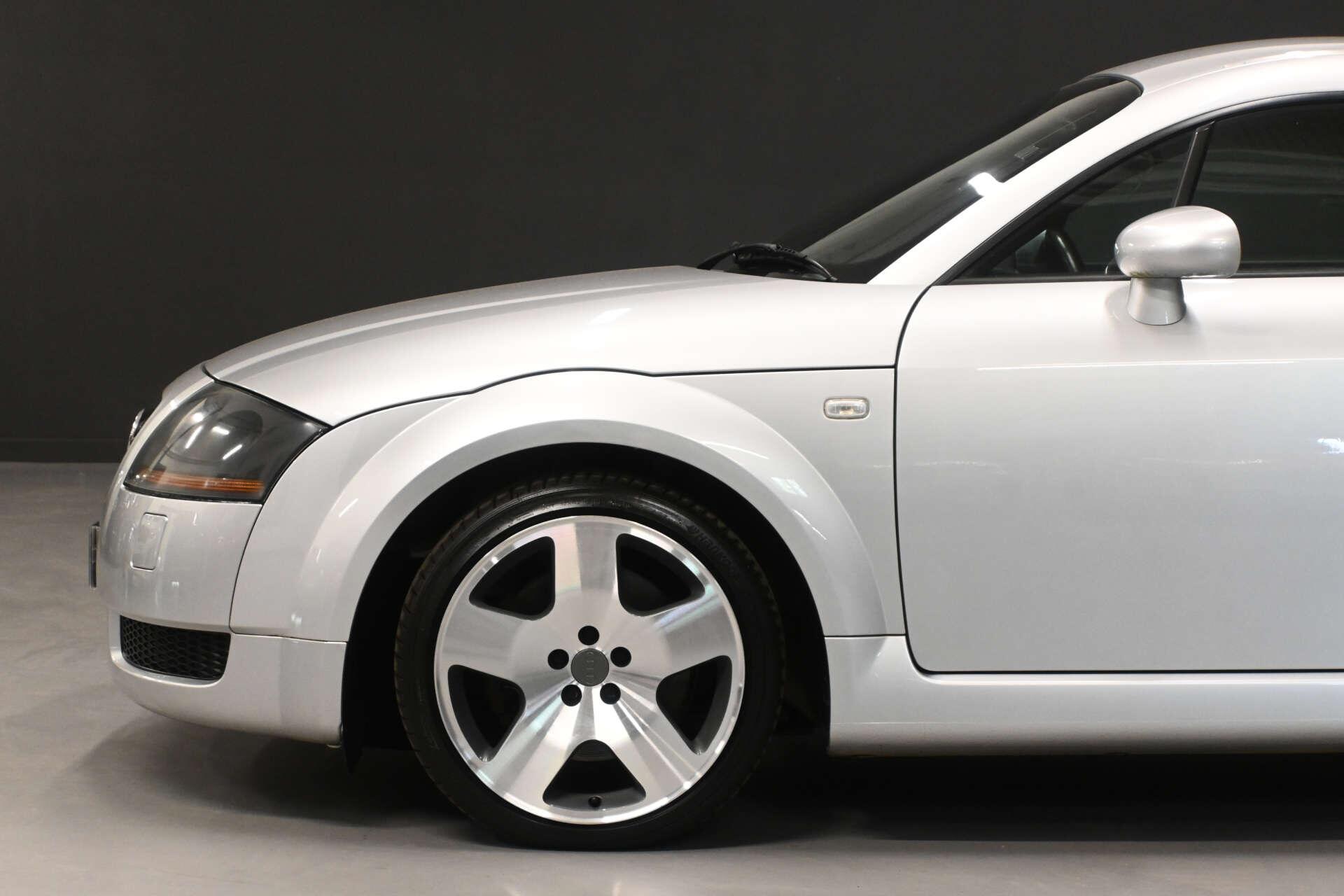 Audi TT view 24