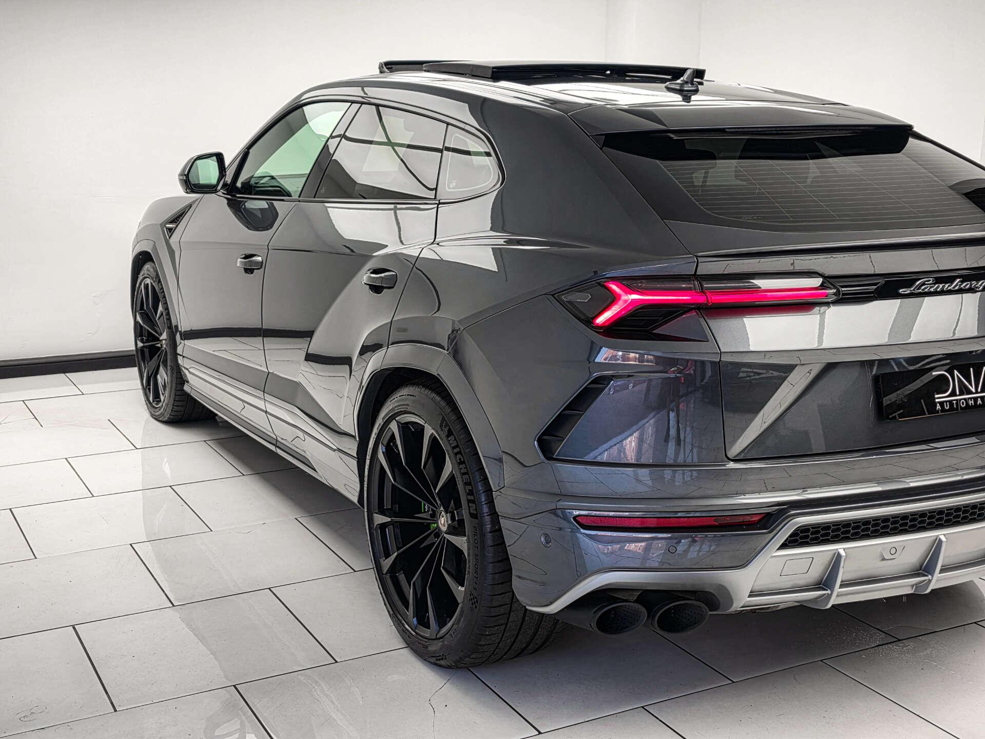 Lamborghini Urus view 45