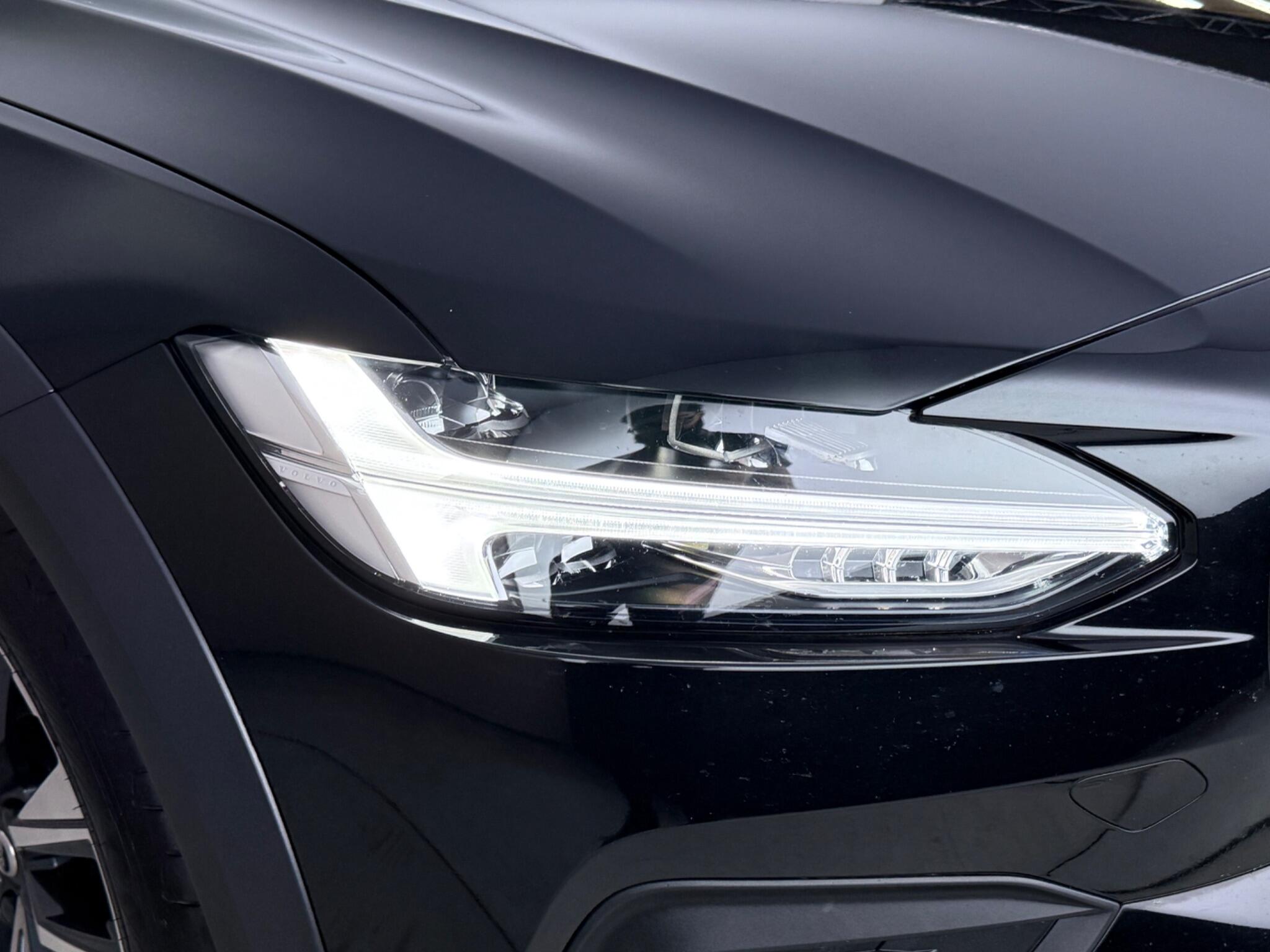 Volvo V90 Cross Country view 4