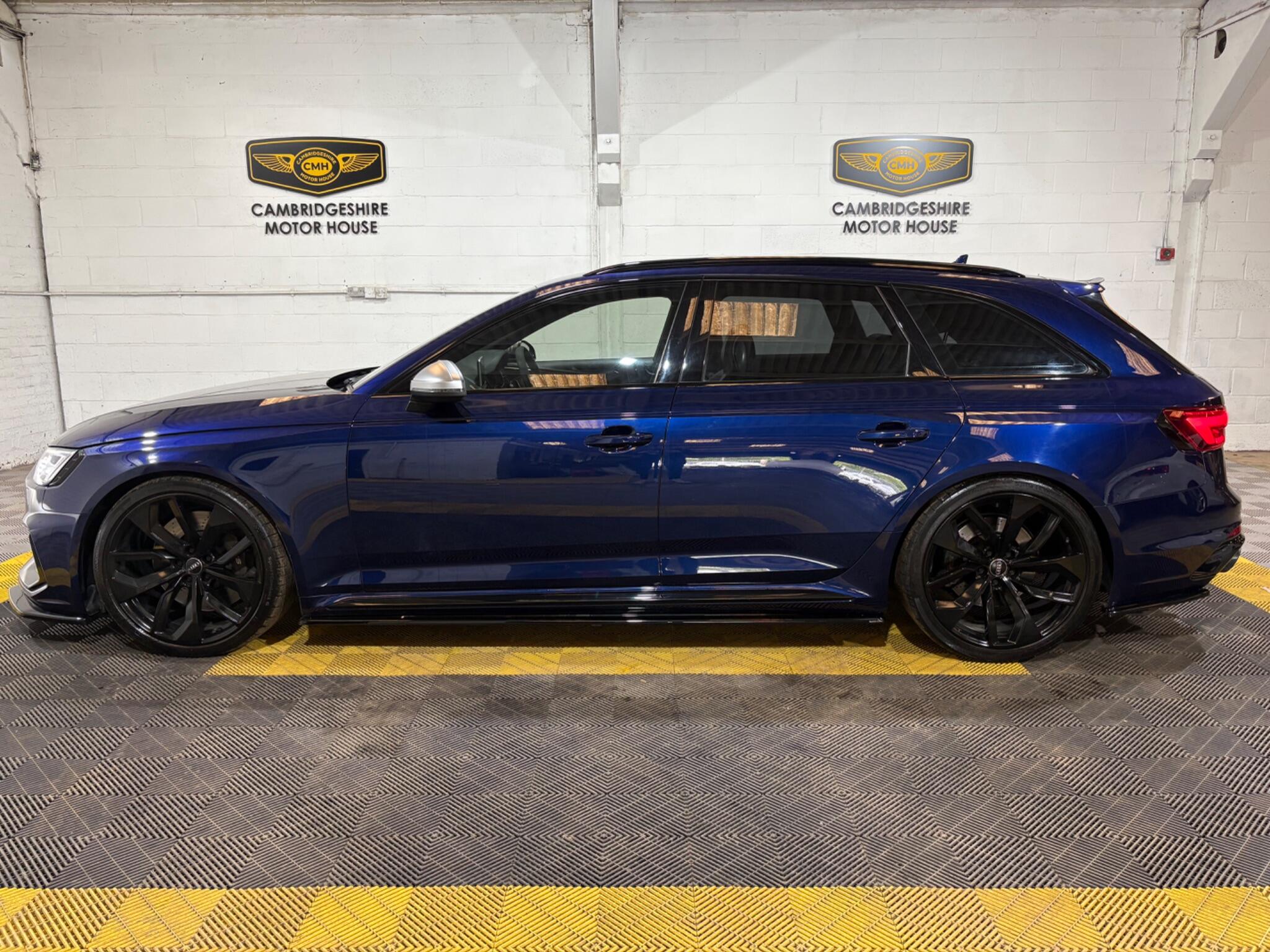 Audi RS4 Avant view 23