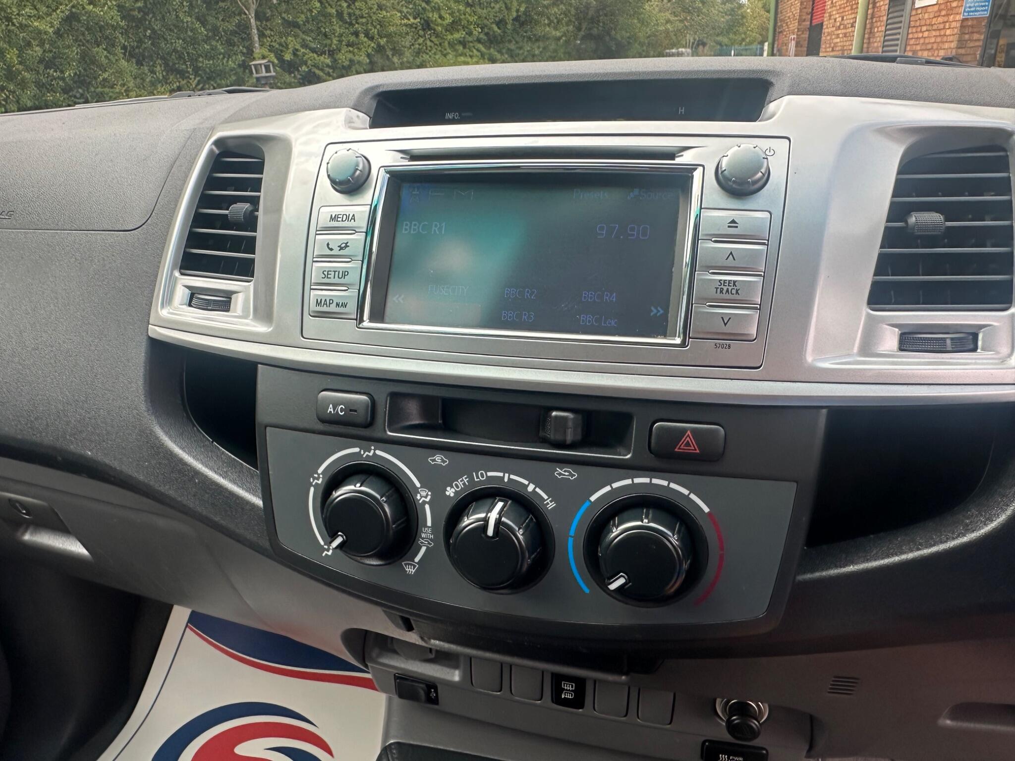 Toyota Hilux view 34