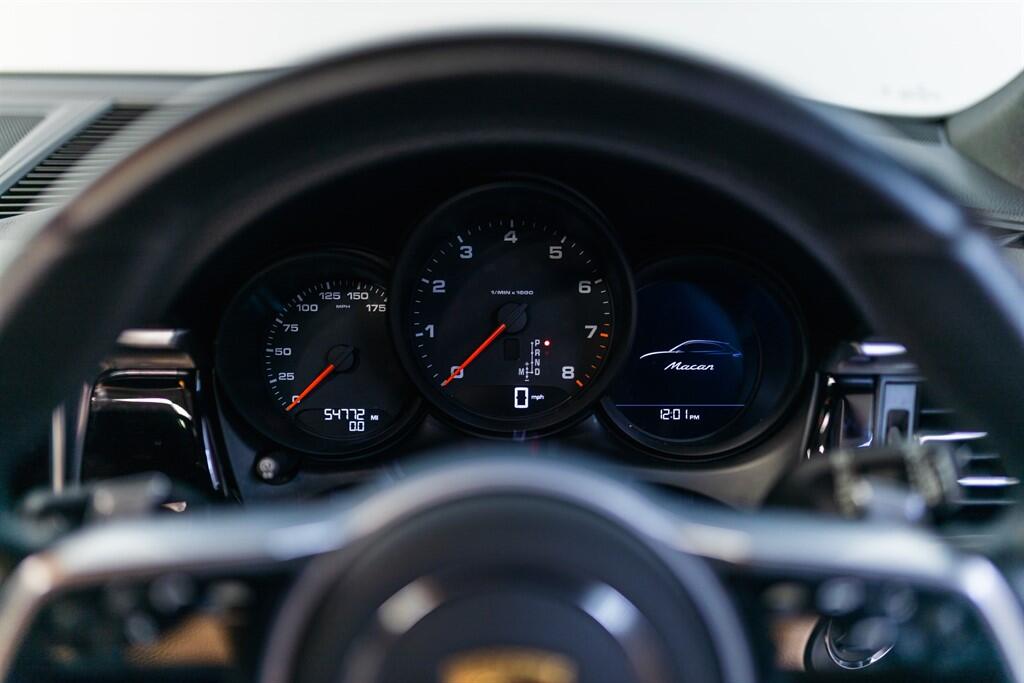 Porsche Macan view 26