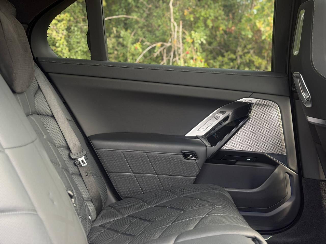 BMW 7 Series view 18