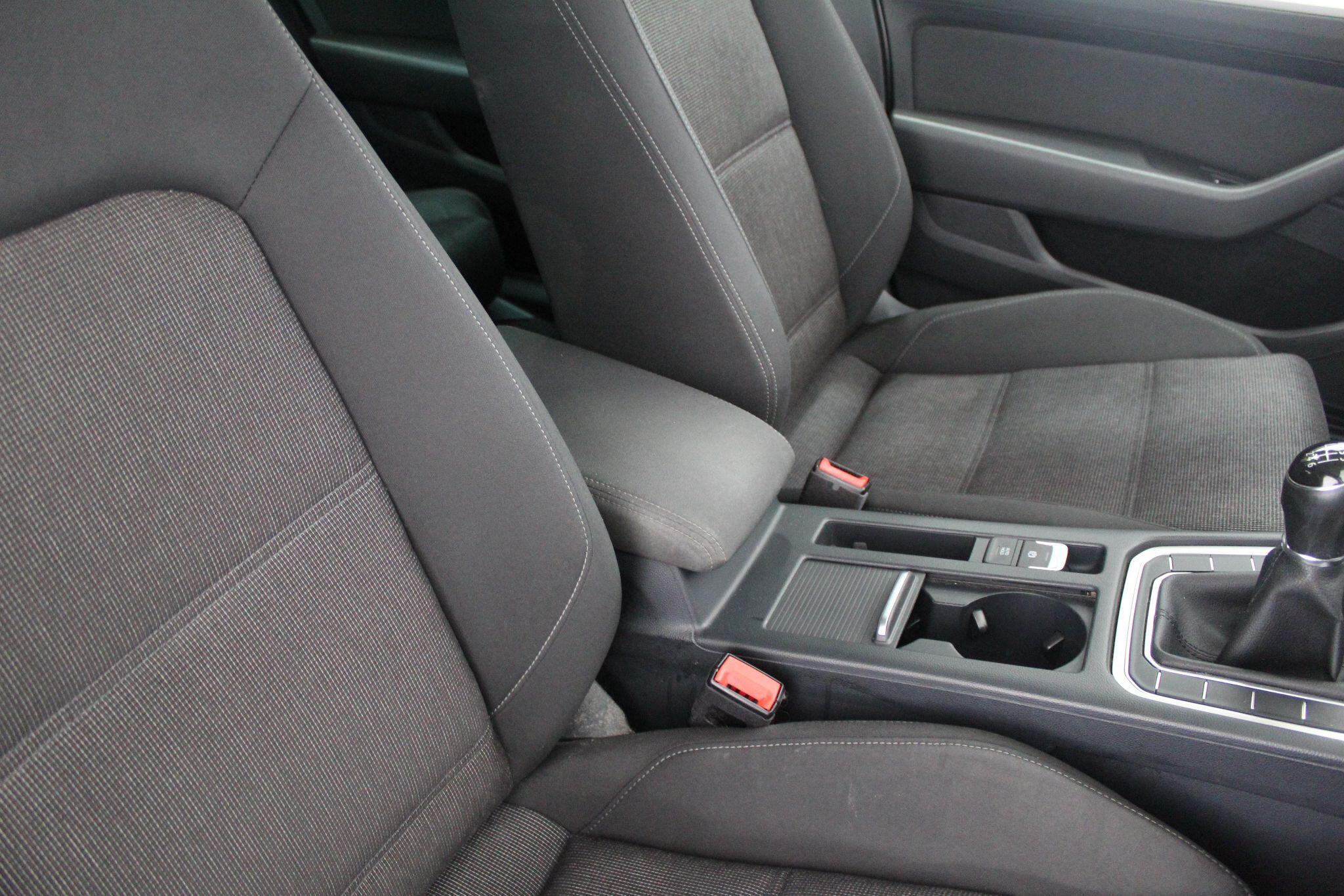 Volkswagen Passat view 41