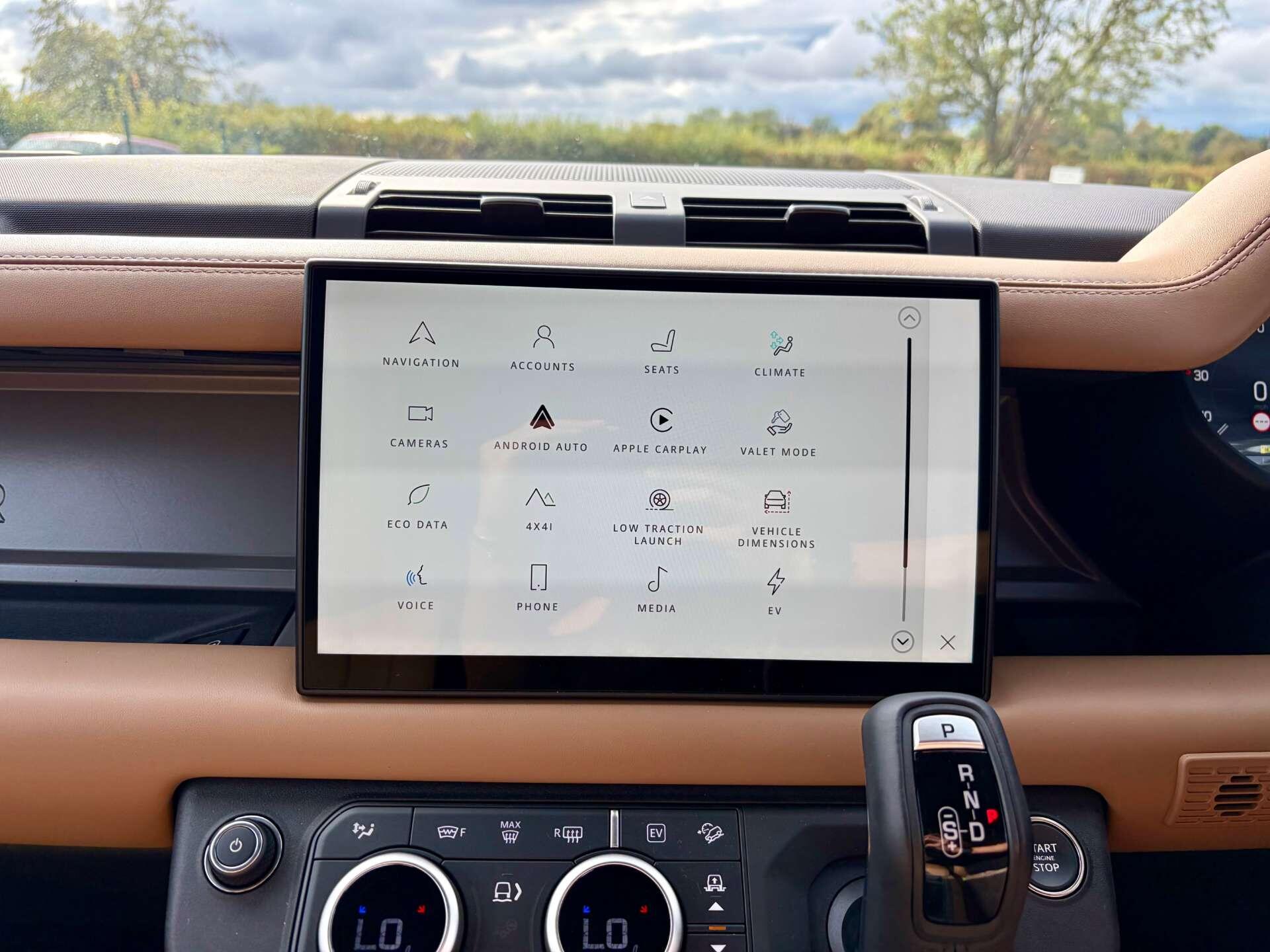 Land Rover Defender 110 view 51