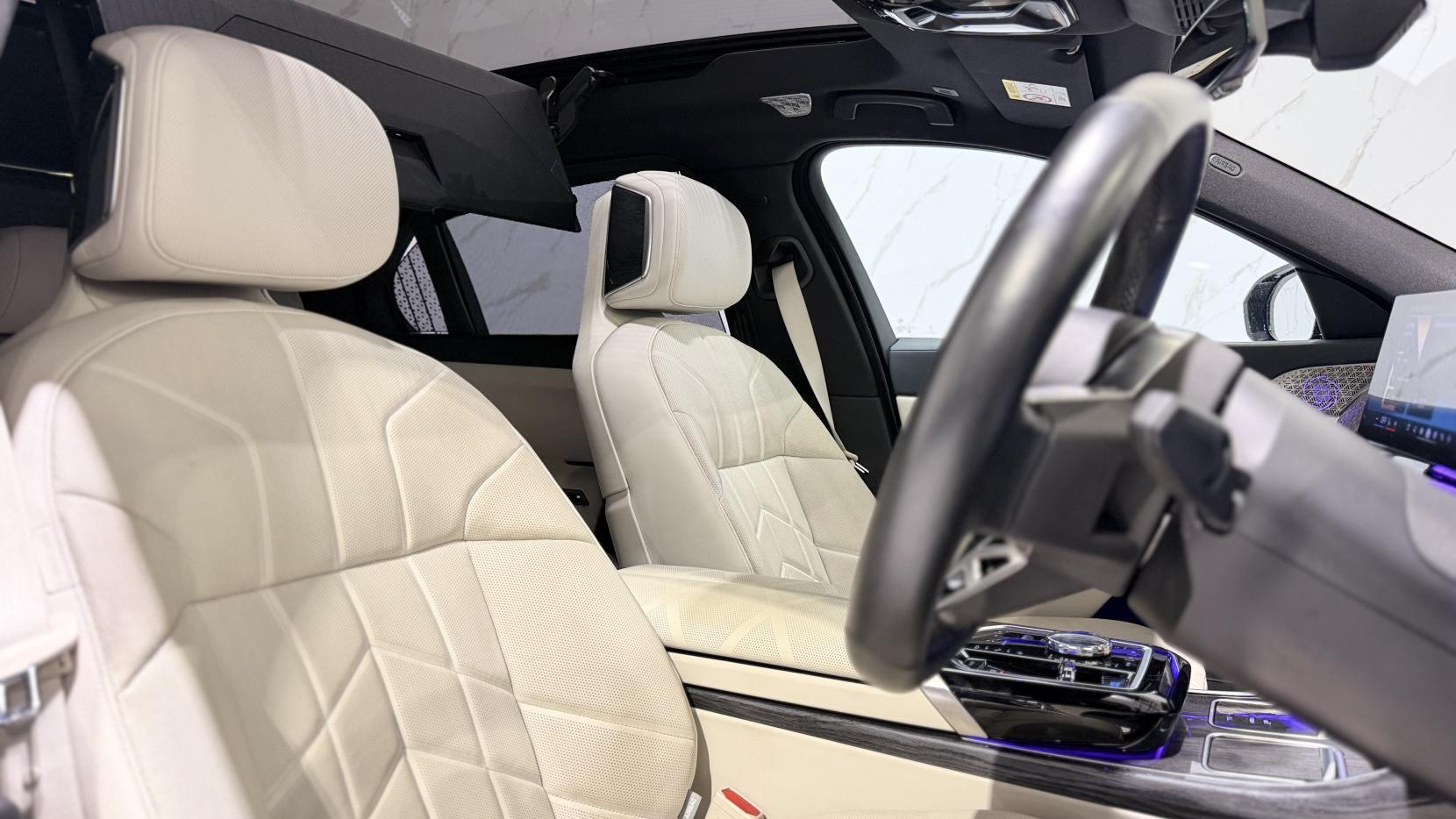 BMW i7 view 3