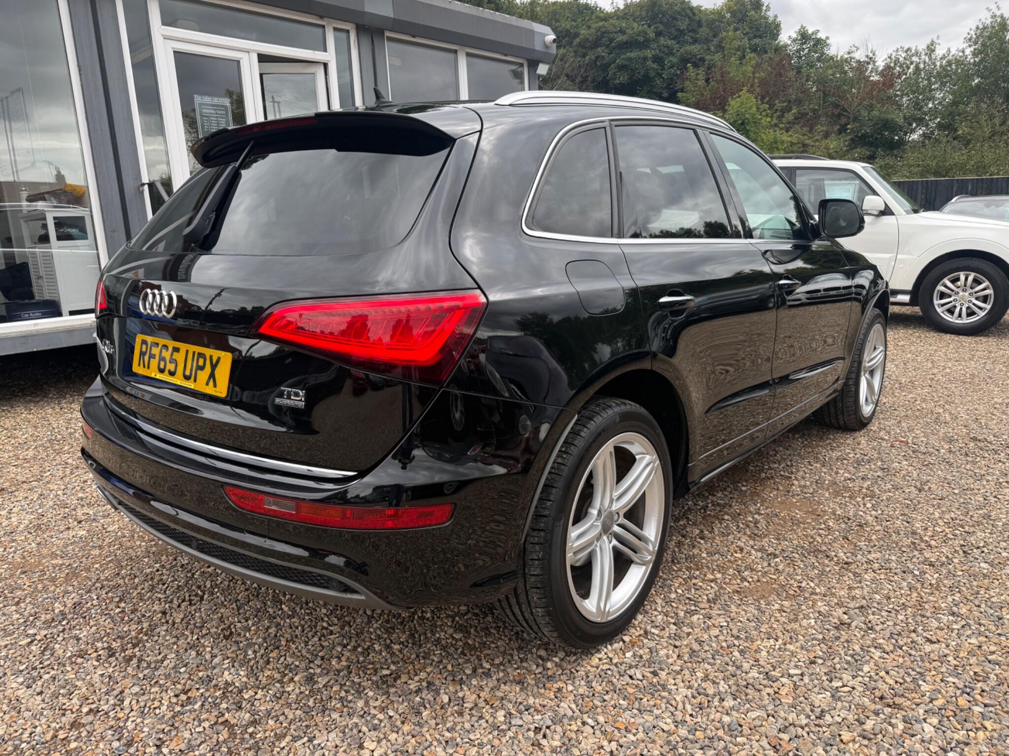 Audi Q5 view 3