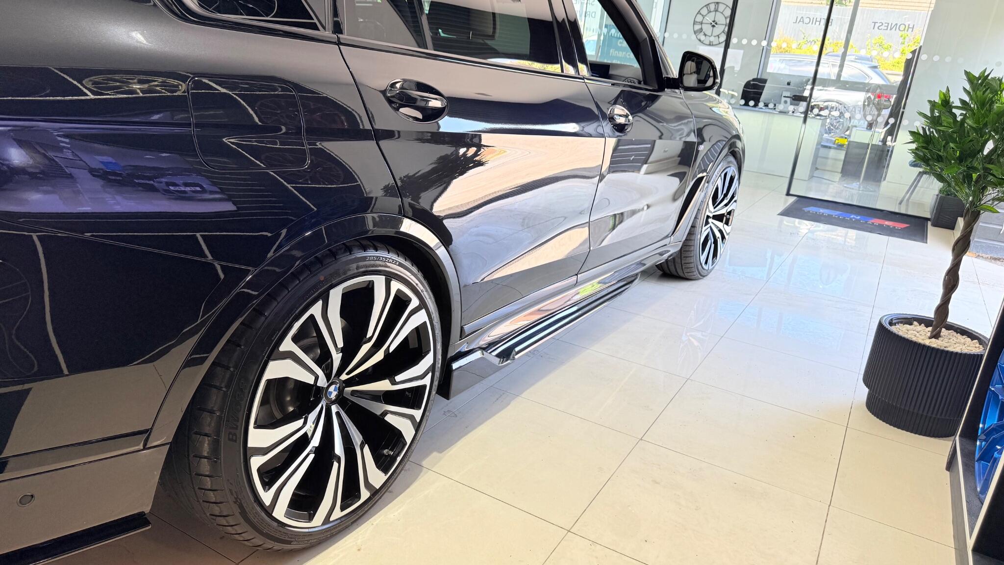 BMW X7 view 10