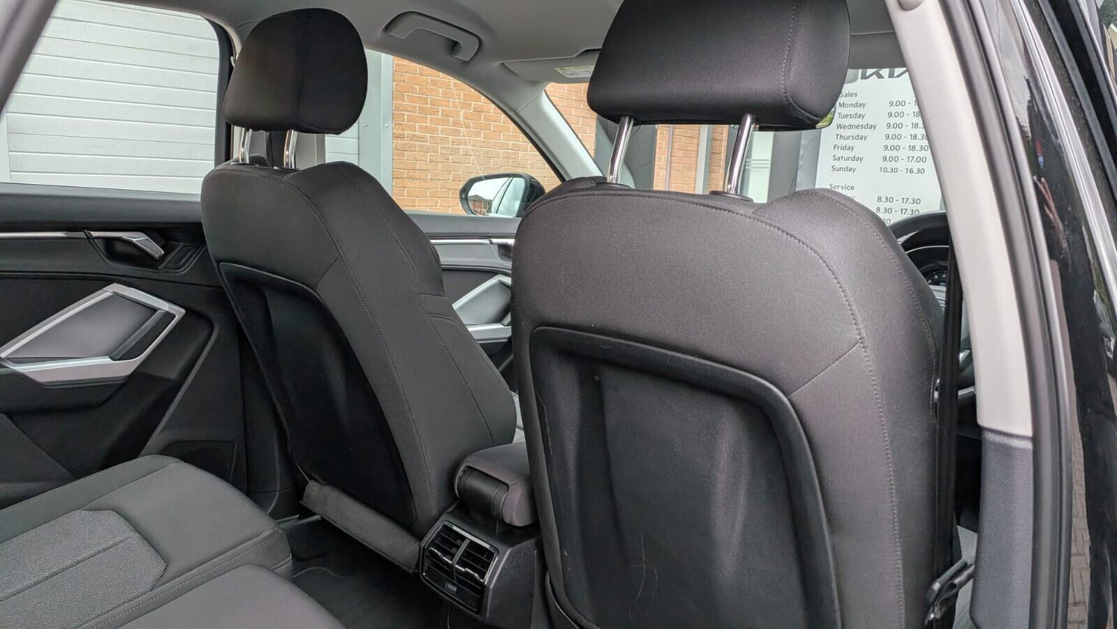 Audi Q3 view 21