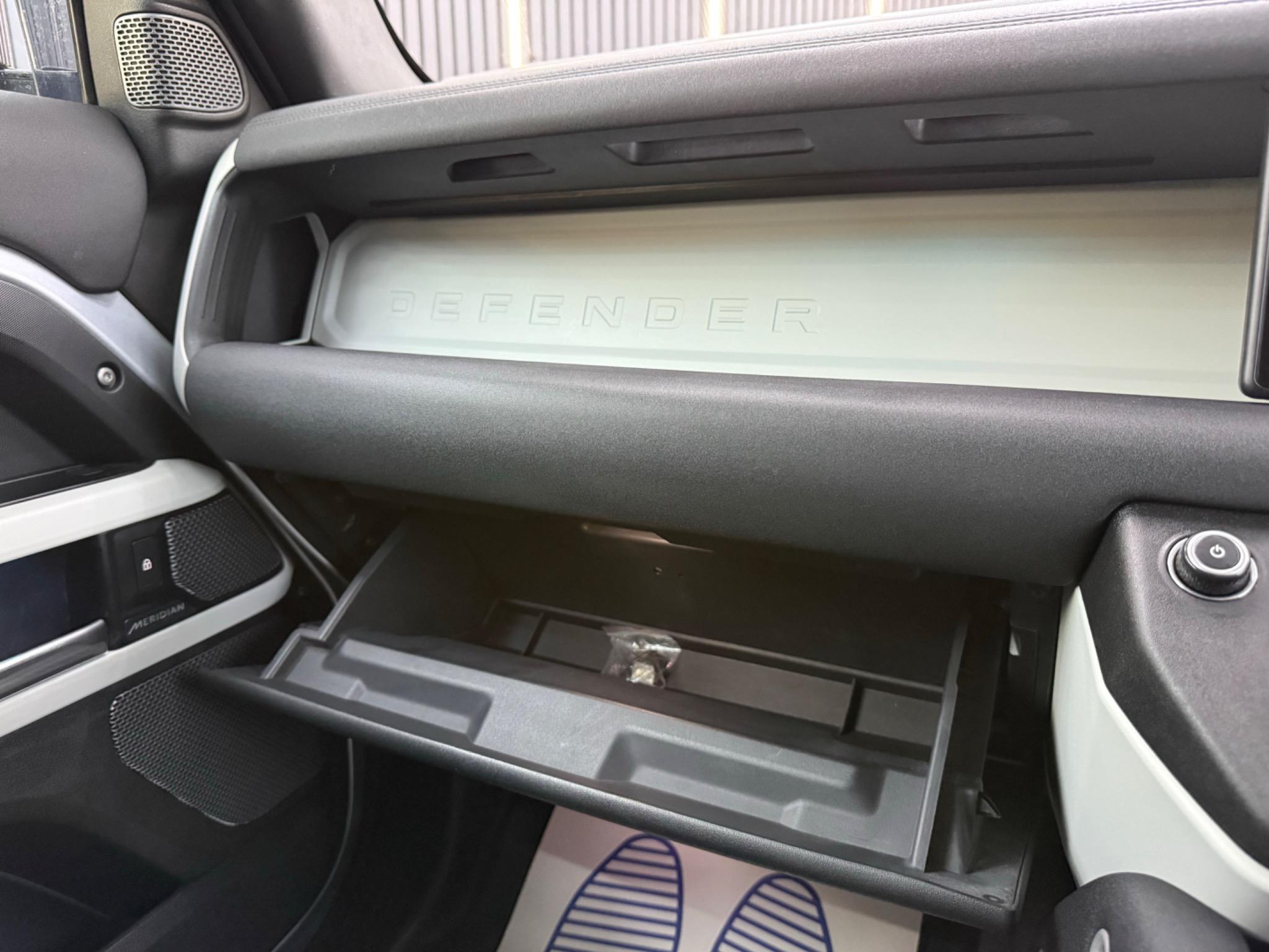 Land Rover Defender 110 view 19