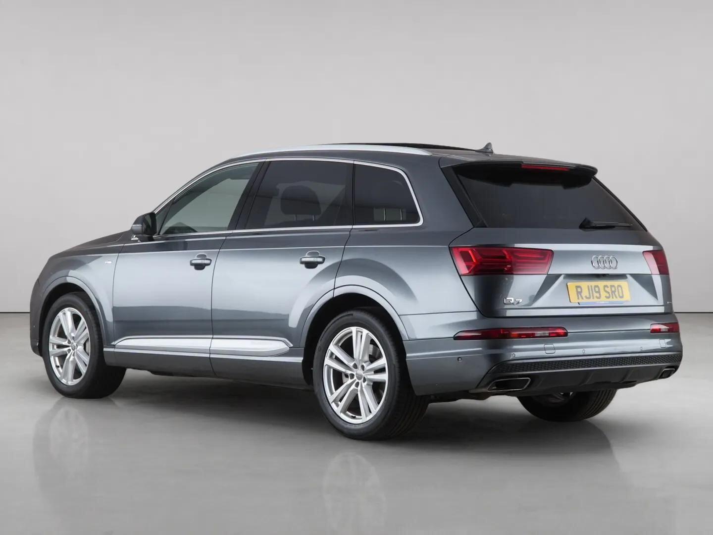 Audi Q7 view 6