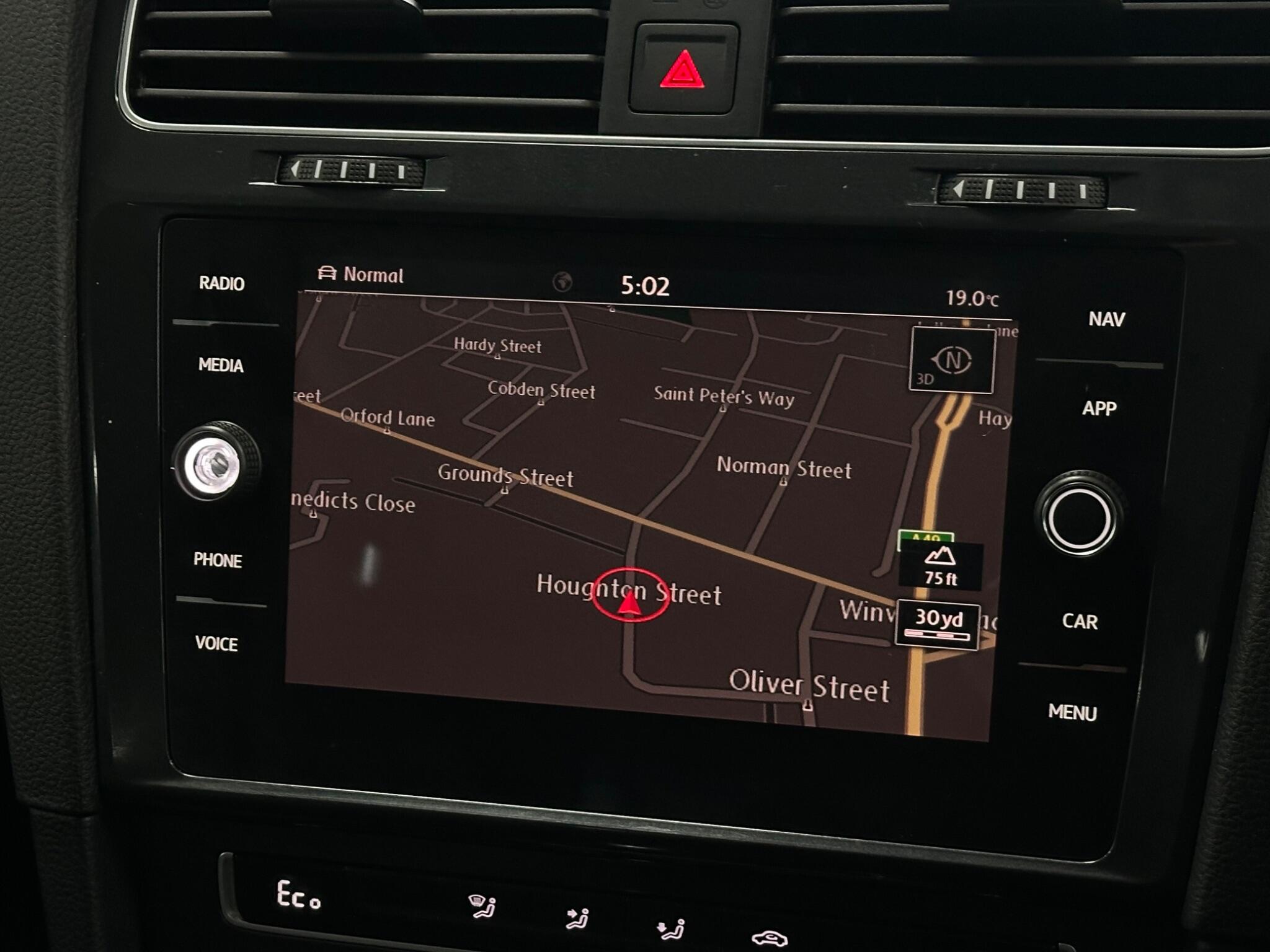 Volkswagen E-Golf view 28